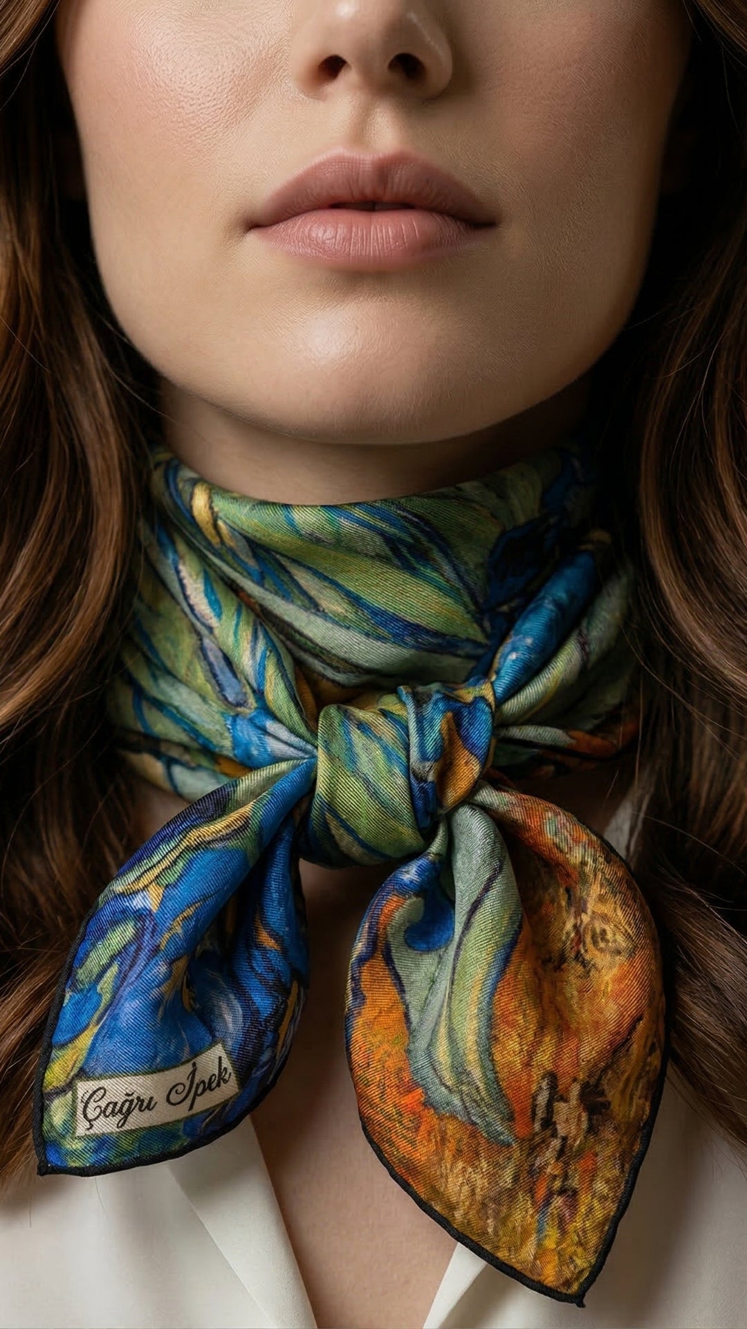 Süsenler Desenli İpek Fular boyunda bağlanmış duruş