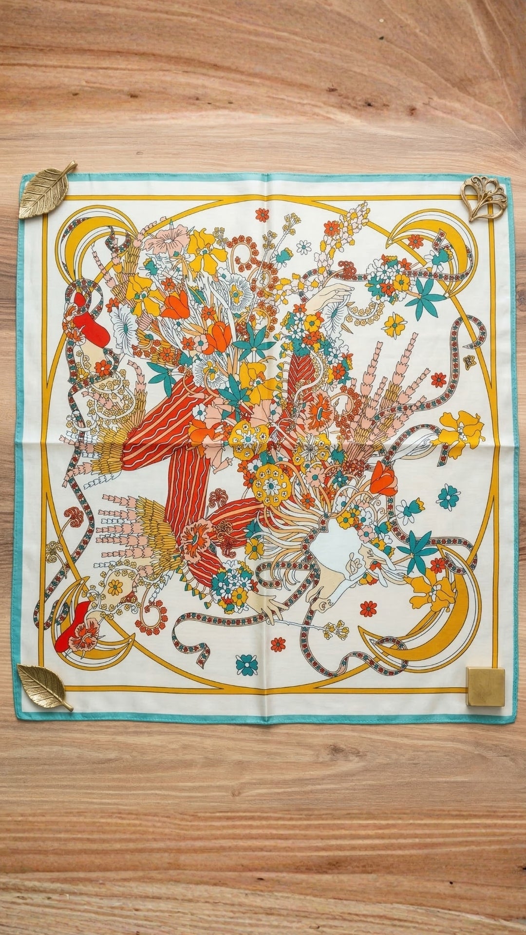 Vintage Çiçek Desenli İpek Fular parlak saf ipek doku detayı