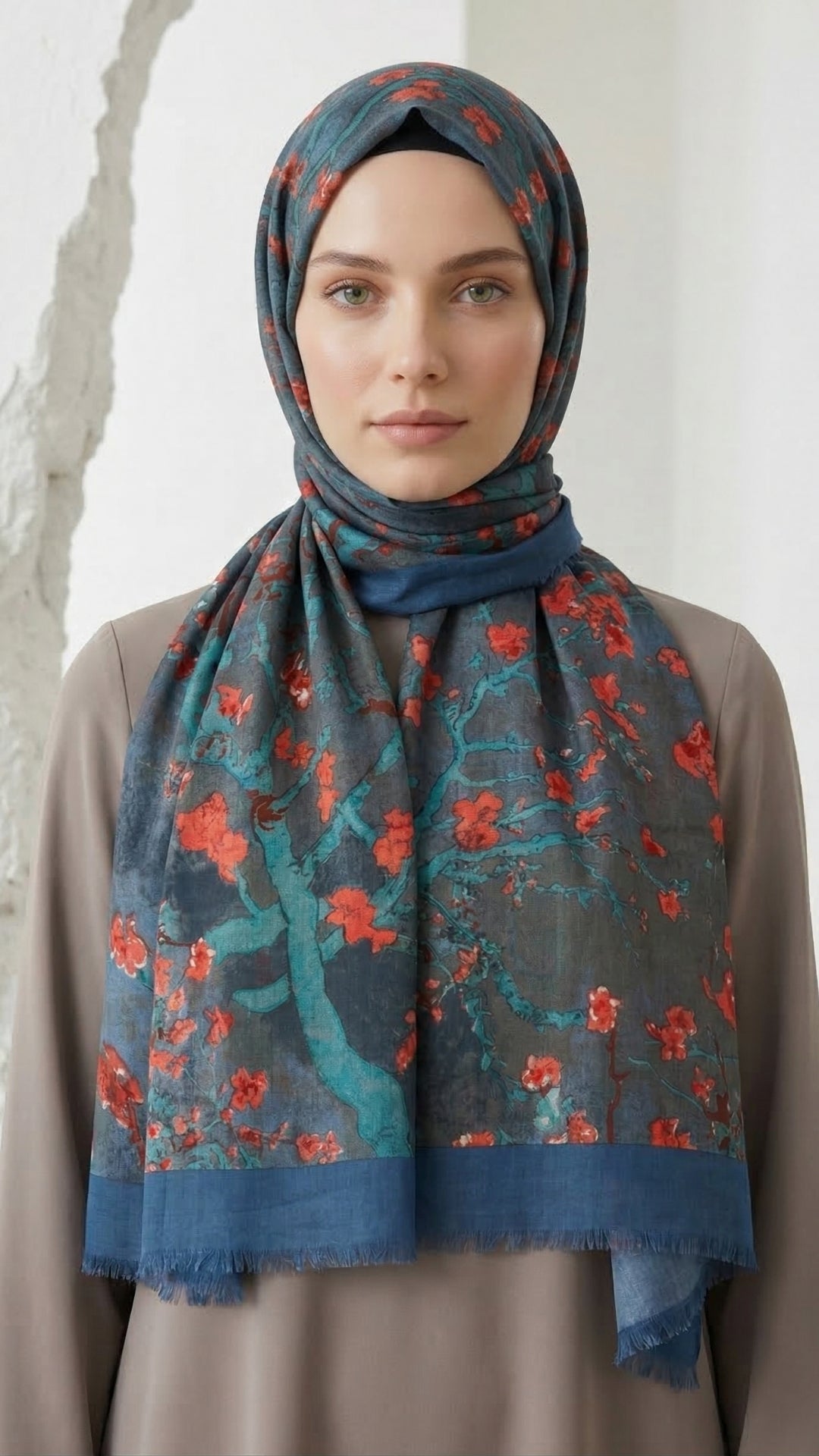 Van Gogh Çiçek Açan Badem Ağacı Pamuk Şal Petrol-Pembe omuzda dökümlü duruş