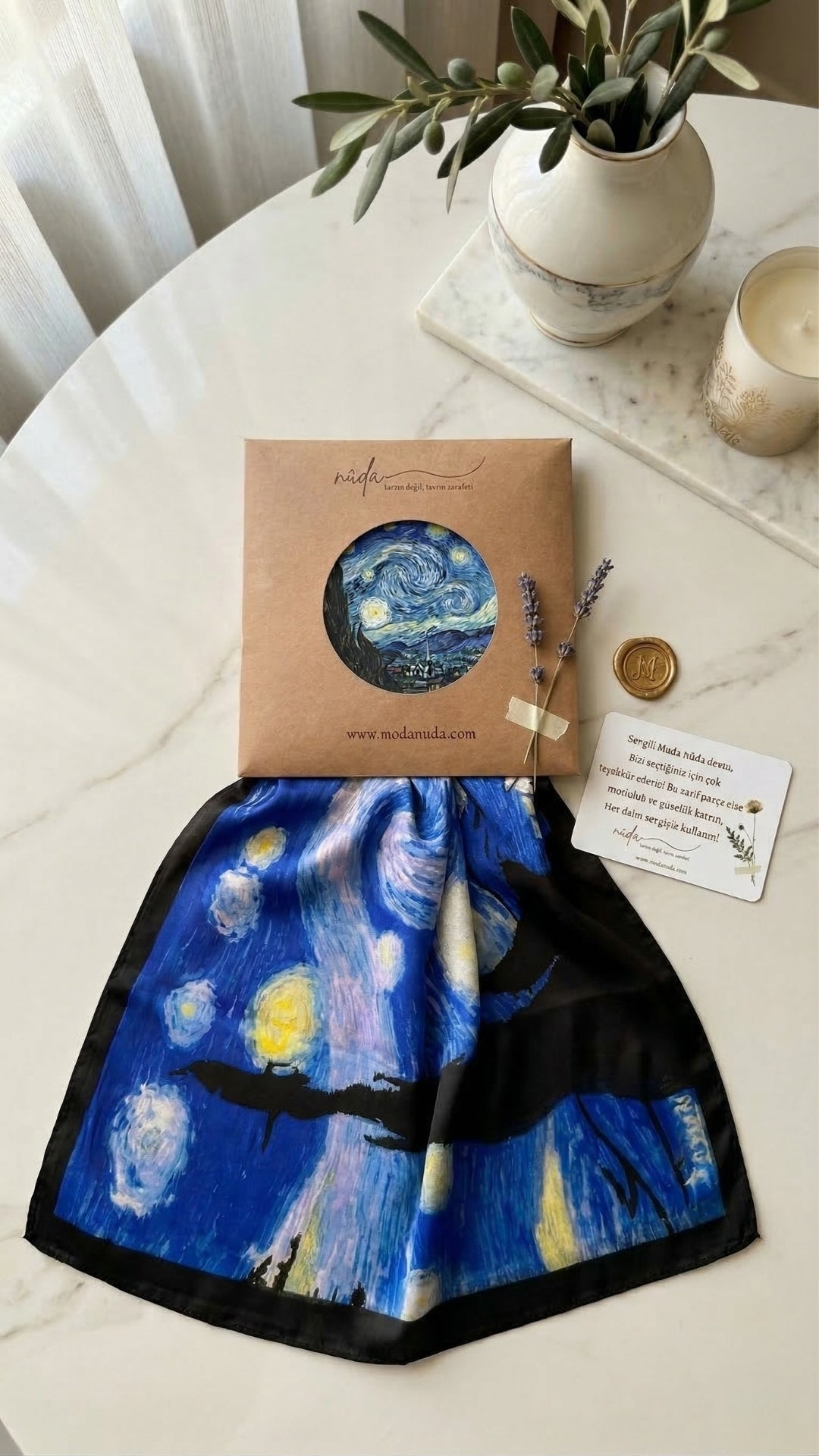 Van Gogh Yıldızlı Gece ipek fular mavi parlak ipek doku detayı