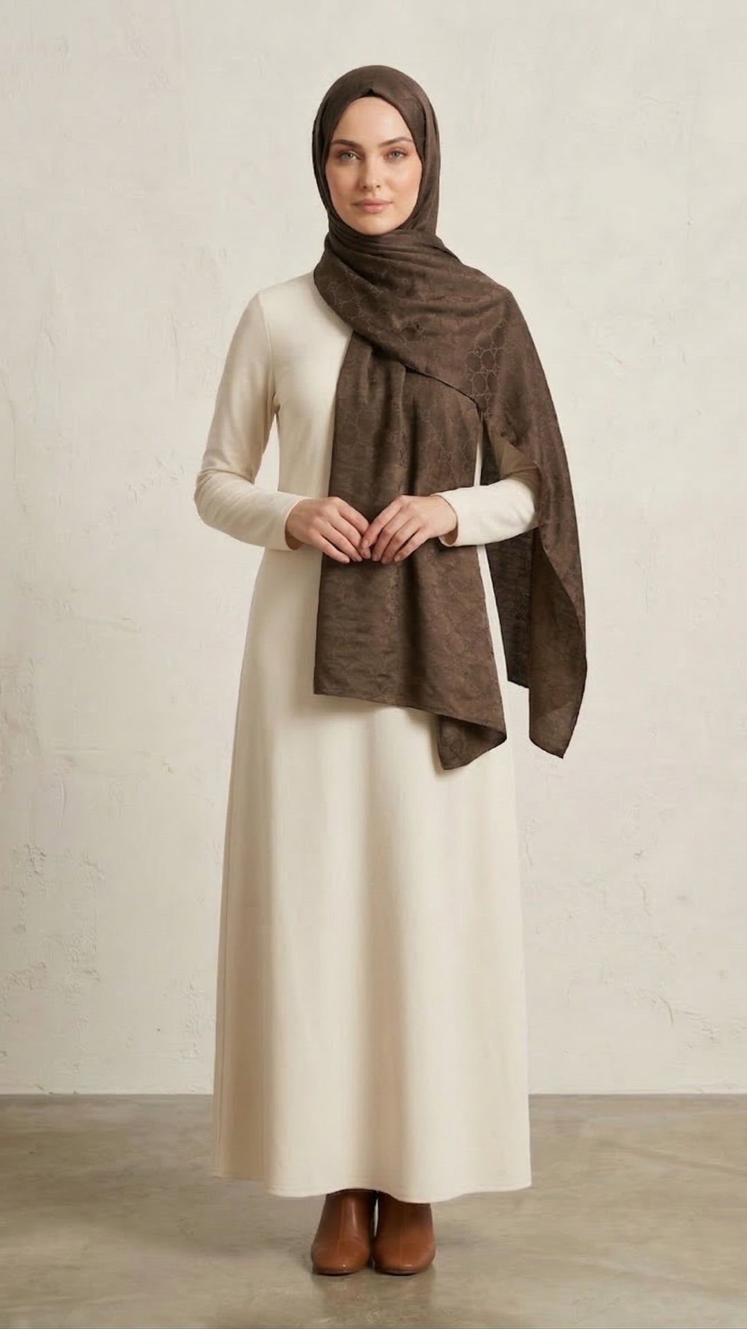 İtalyan Jakar Şal Monogram Desen Siyah omuzda dökümlü duruş