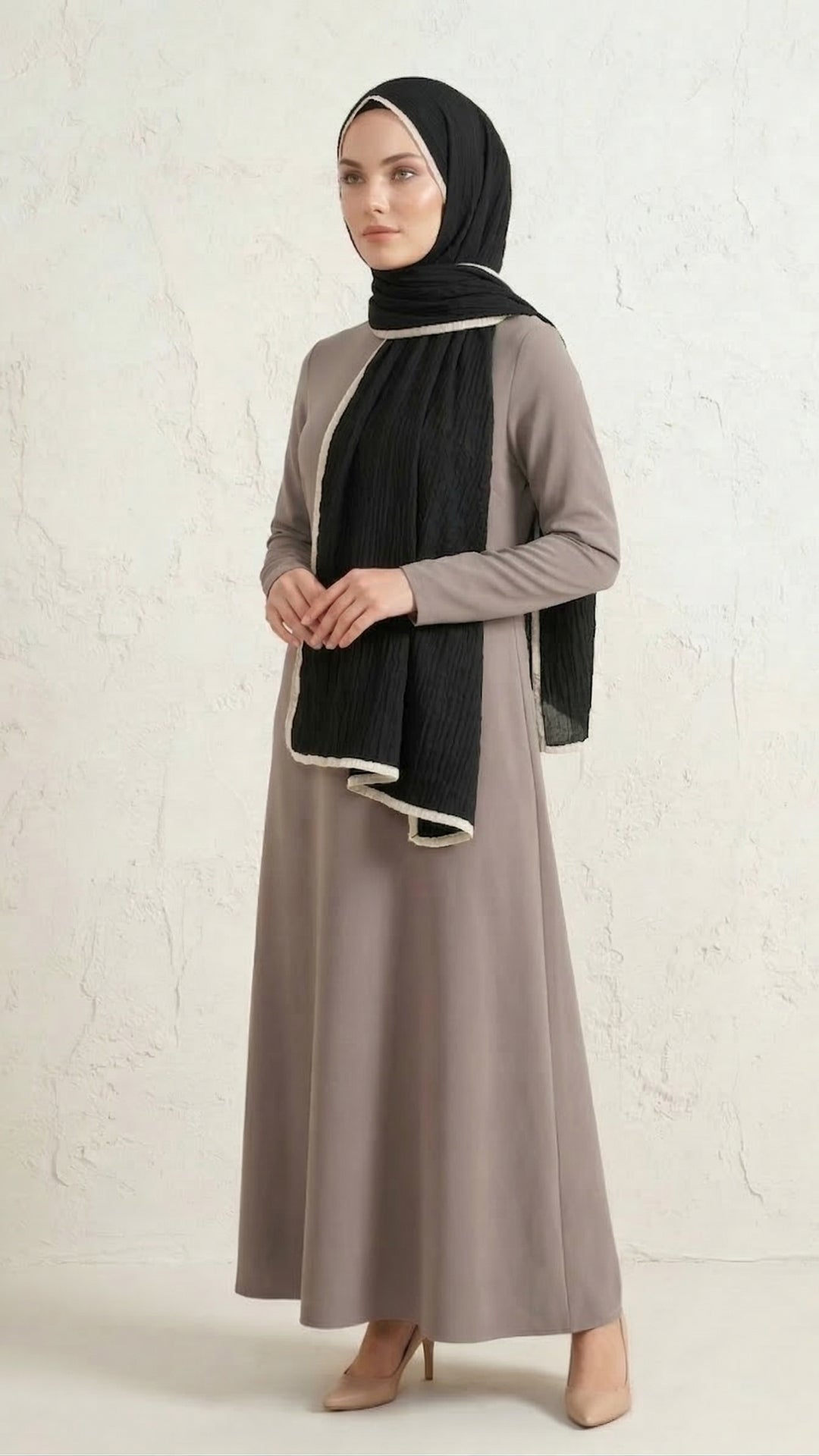 Biyeli Müslin Şal Siyah omuzda dökümlü duruş