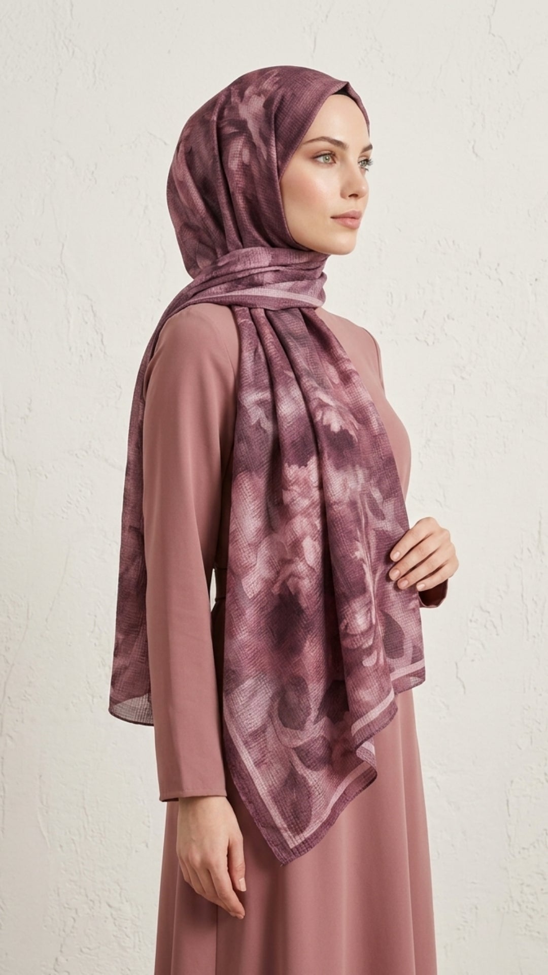 Frosted Bloom Müslin Şal Koyu Pembe omuzda dökümlü duruş