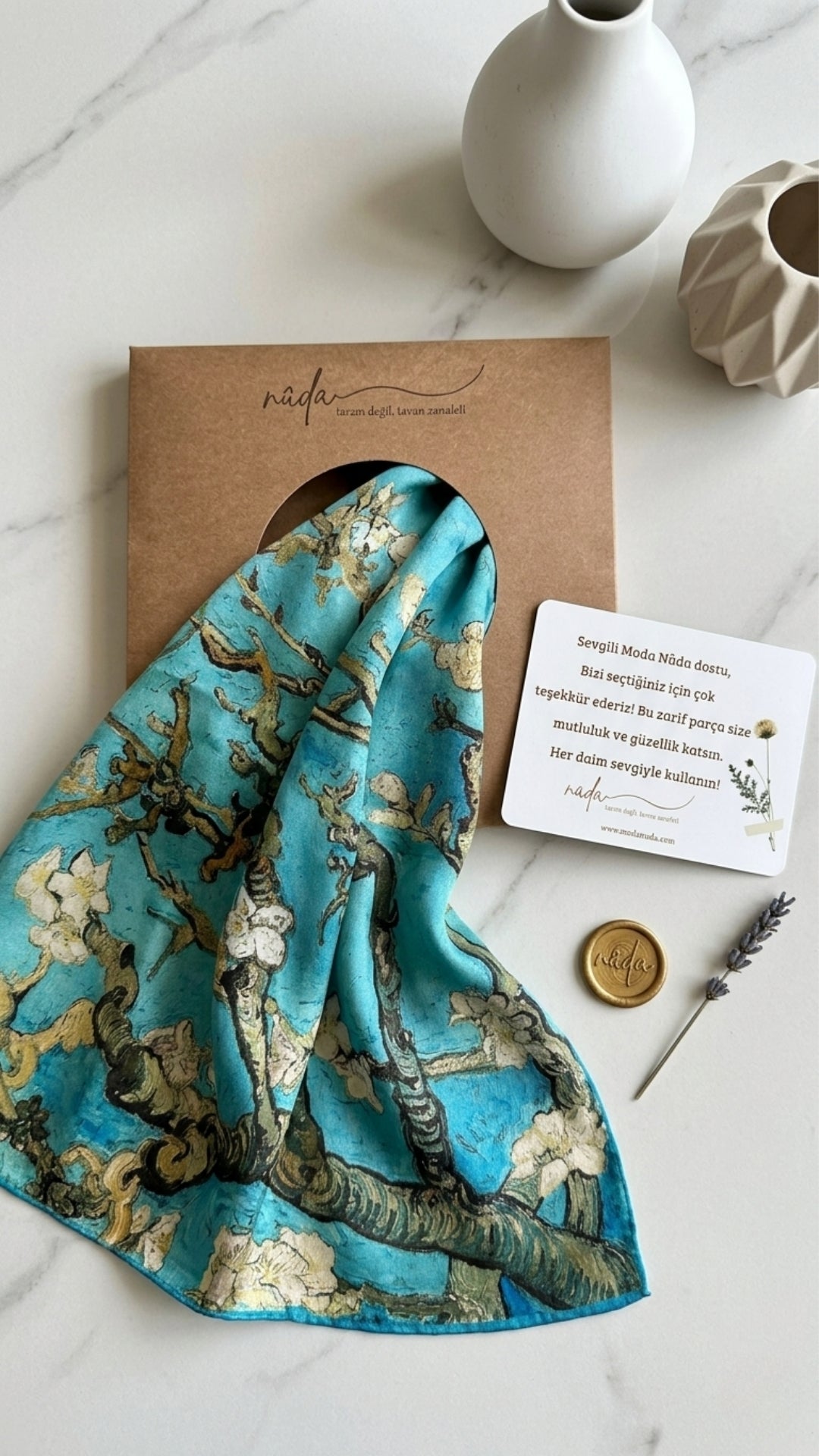 Mavi Badem Çiçeği Desenli İpek Fular hediye kutusu görünümü