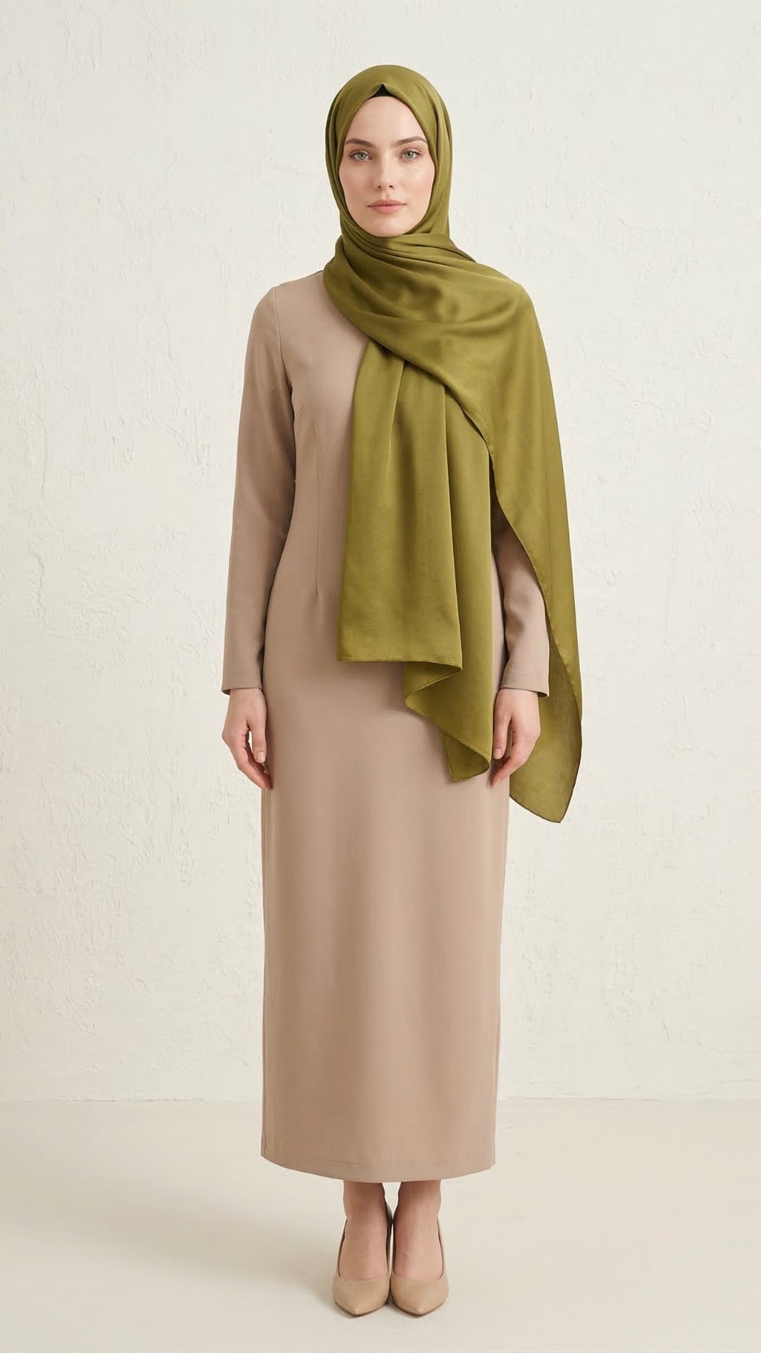 Abiye Saten Janjan Şal Yağ Yeşili omuzda dökümlü duruş