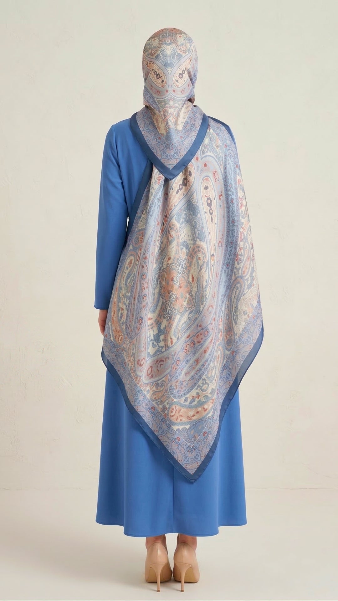 Vela Desen Soft Şal İndigo omuzda dökümlü duruş