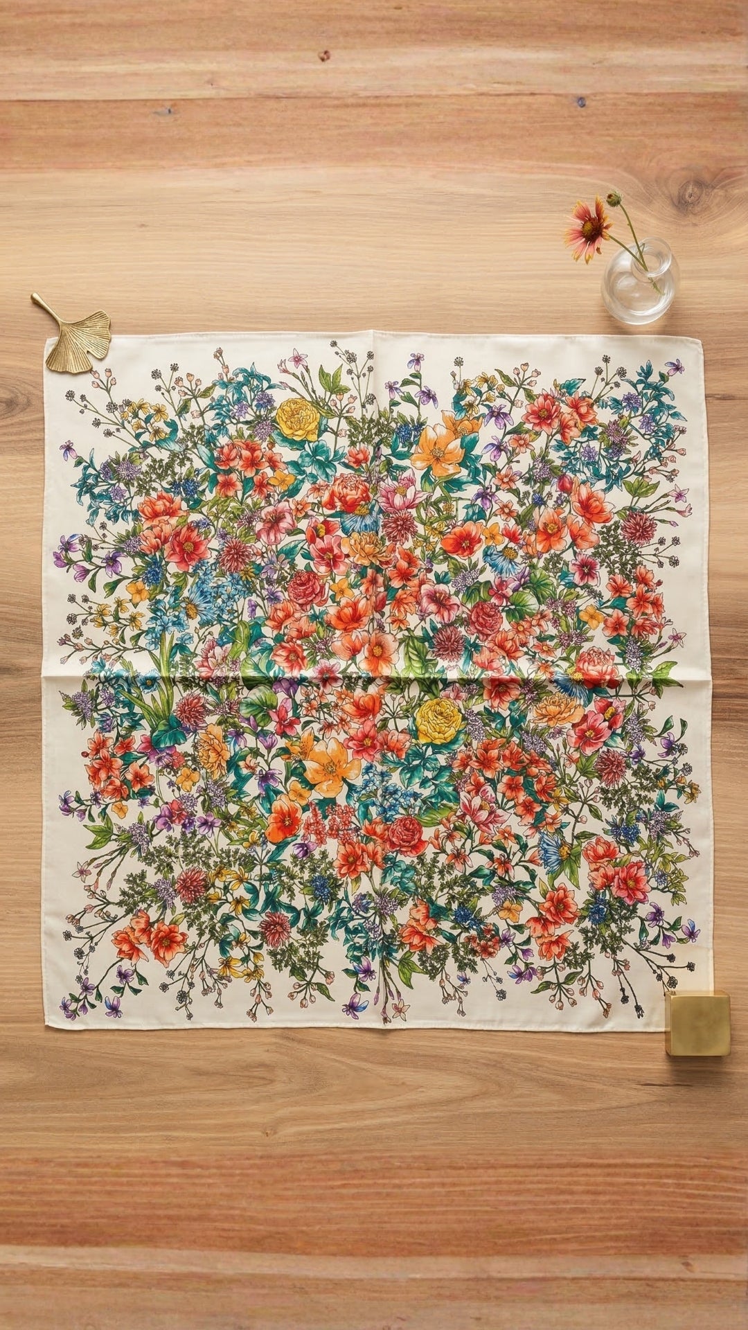 Bahar Çiçekleri Desenli İpek Fular tam boy görünüm