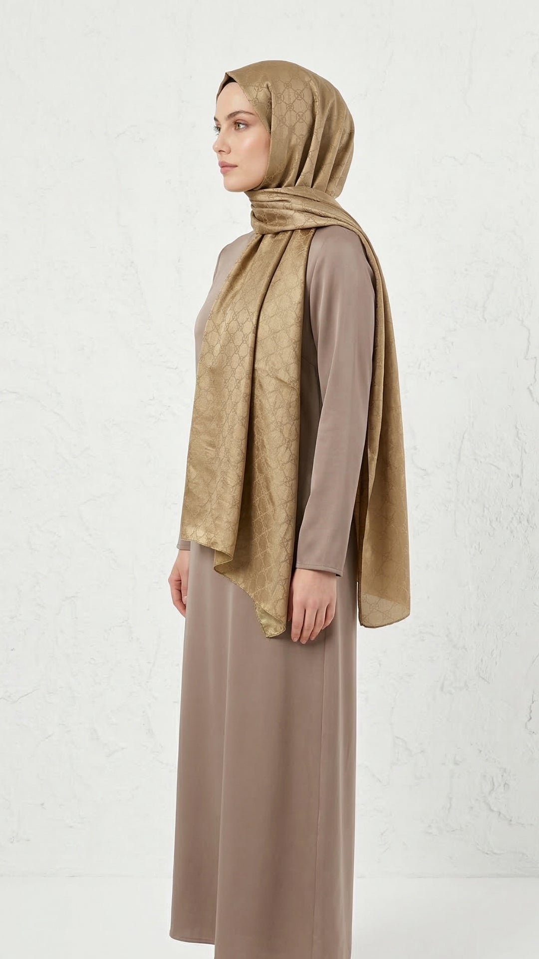 İtalyan Jakar Şal Monogram Desen Sütlü Kahve omuzda dökümlü duruş