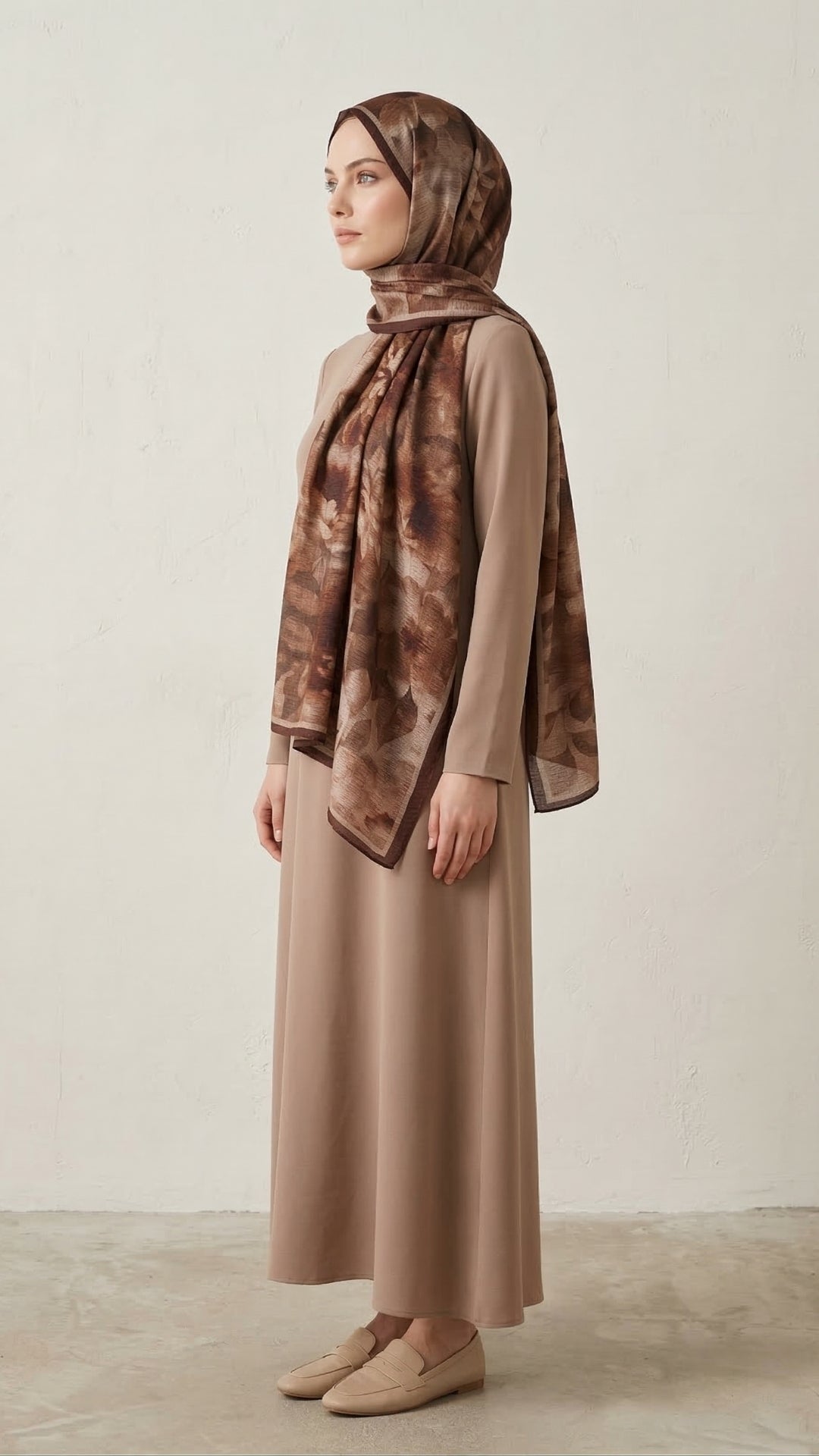 Frosted Bloom Müslin Şal Kahve omuzda dökümlü duruş