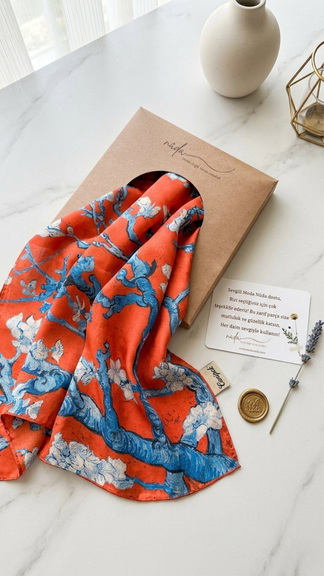Nar Çiçeği Badem Çiçeği Desenli İpek Fular hediye kutusu görünümü