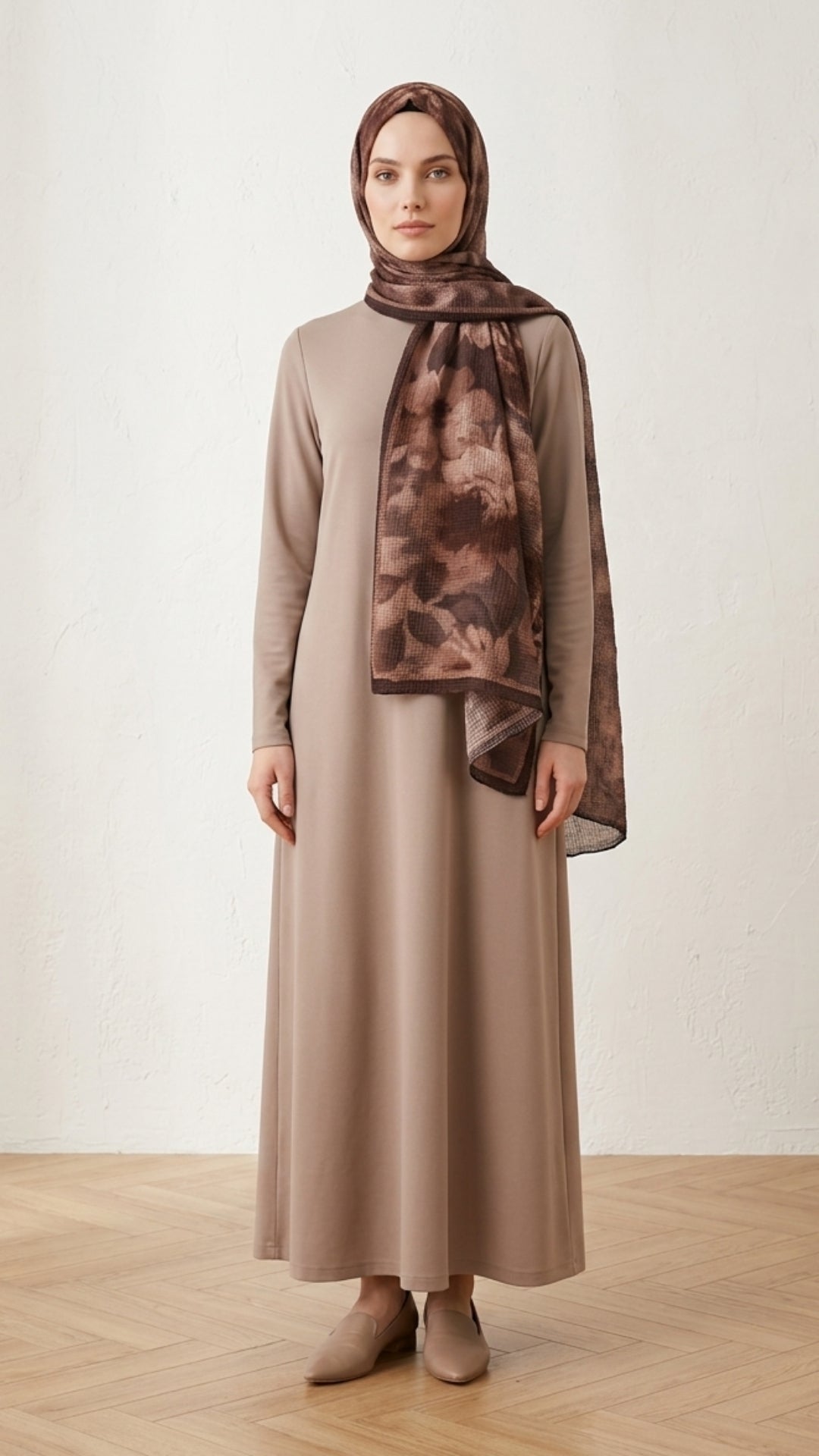 Frosted Bloom Müslin Şal Acı Kahve omuzda dökümlü duruş