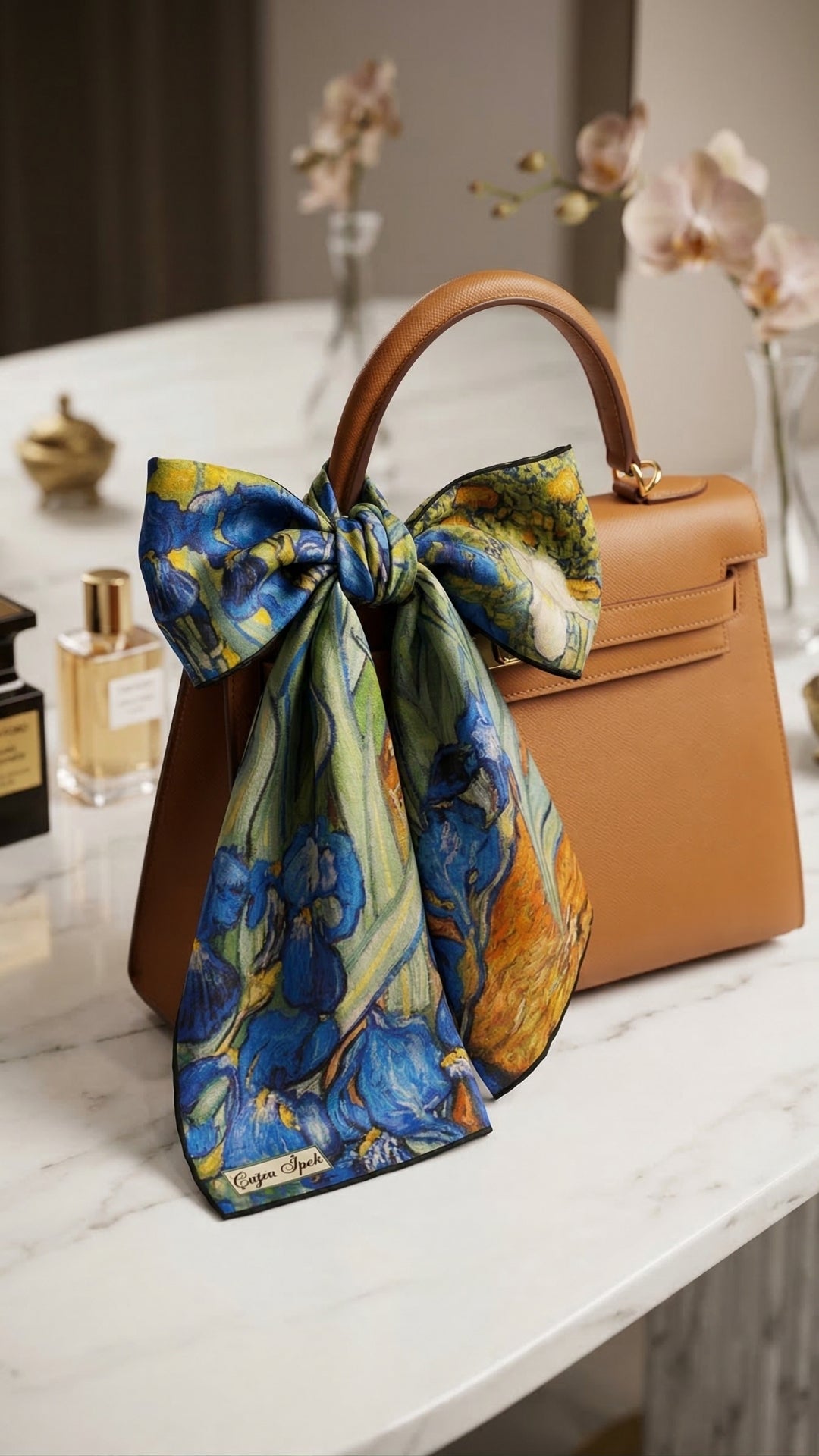 Süsenler Desenli İpek Fular çantada aksesuar kullanımı