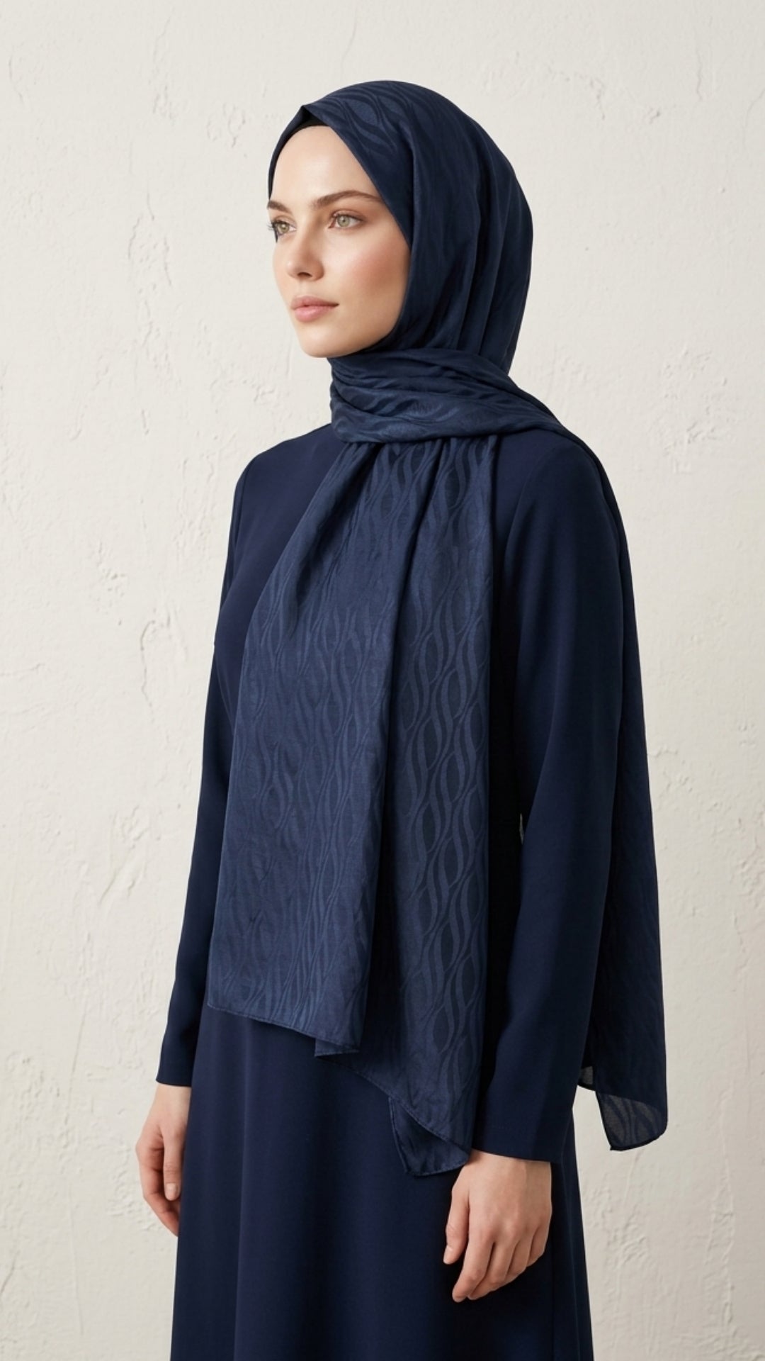 İtalyan Jakar Şal Dalga Desen Lacivert kendinden desenli kumaş detayı