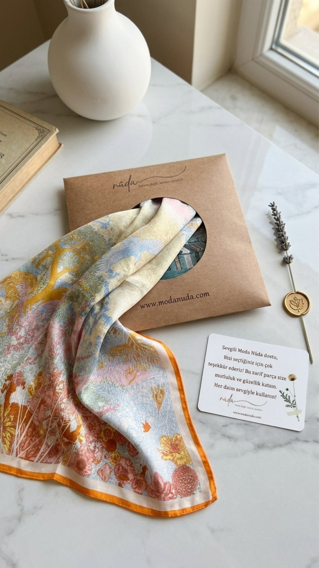Pastel Doğa Manzaralı İpek Fular hediye kutusu görünümü