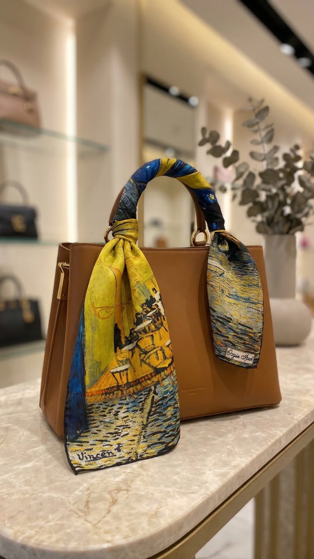 Gece Kafesi Desenli İpek Fular çantada aksesuar kullanımı