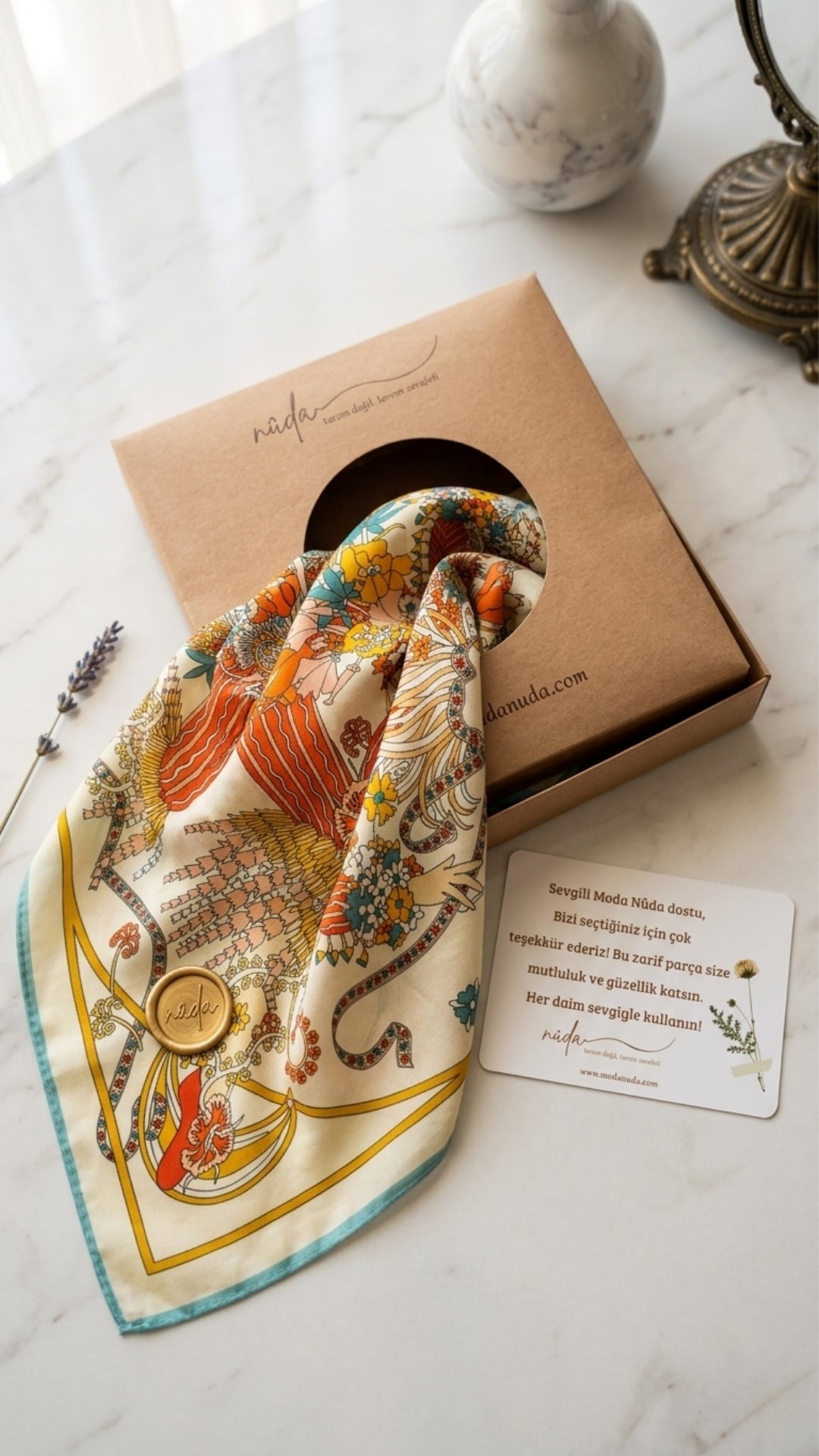 Vintage Çiçek Desenli İpek Fular hediye kutusu görünümü