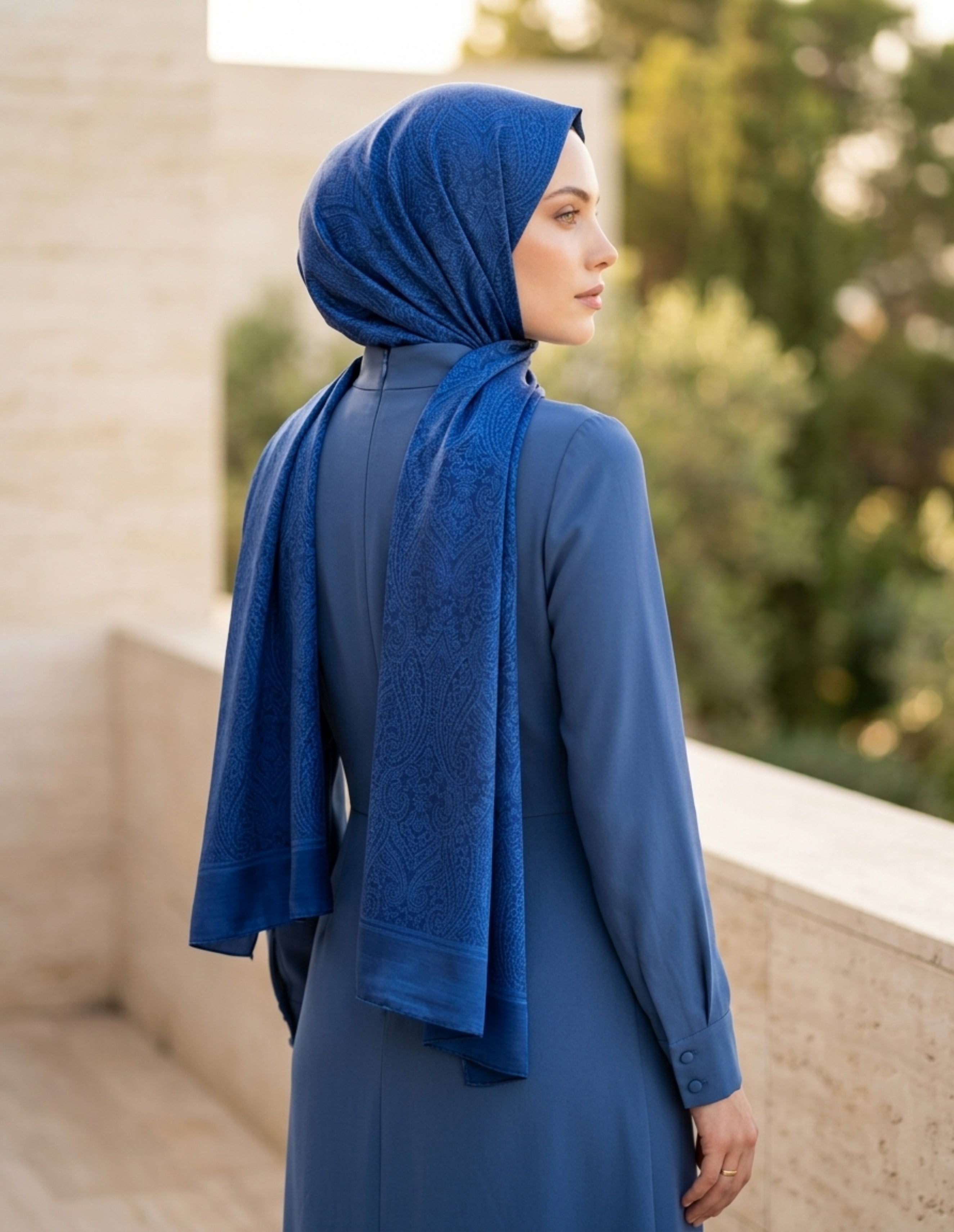 ED Scarf Çift Taraflı Etnik Desen Şal lacivert, şık giyimli modelle birlikte dış mekan kullanımı.
