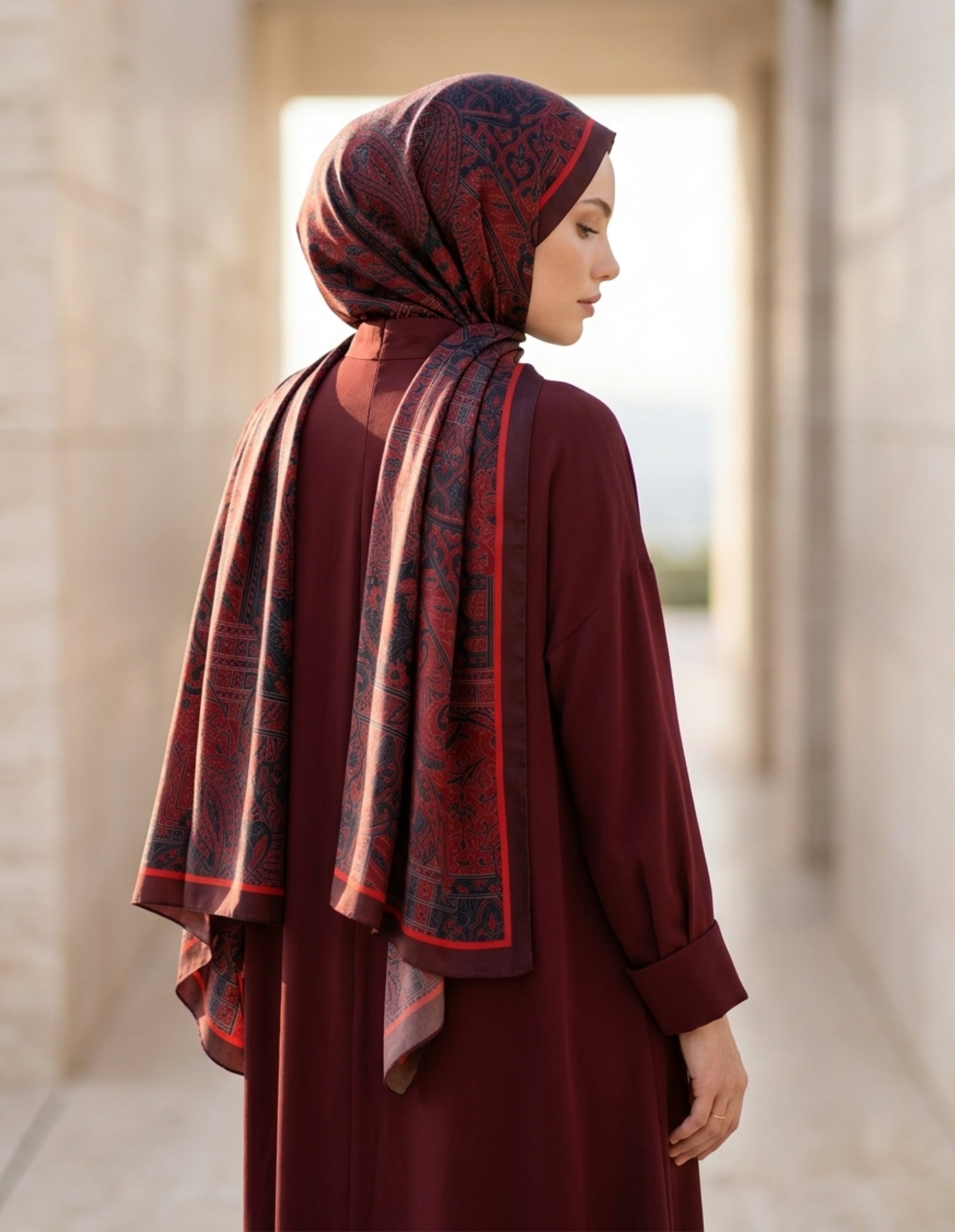 ED Scarf Iconic Hasna Şal Bordo, zarif bir şal modeli ile şık bir öğrenci görünümü.