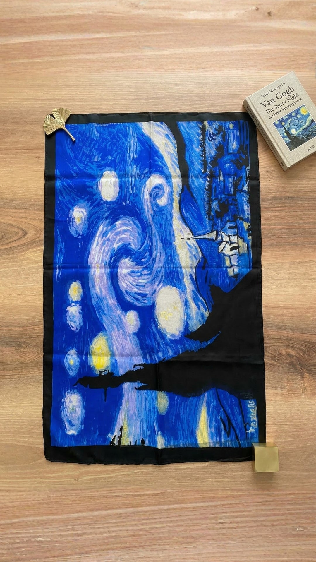 Van Gogh Yıldızlı Gece ipek fular mavi yıldız ve gökyüzü deseni yakından görünüm