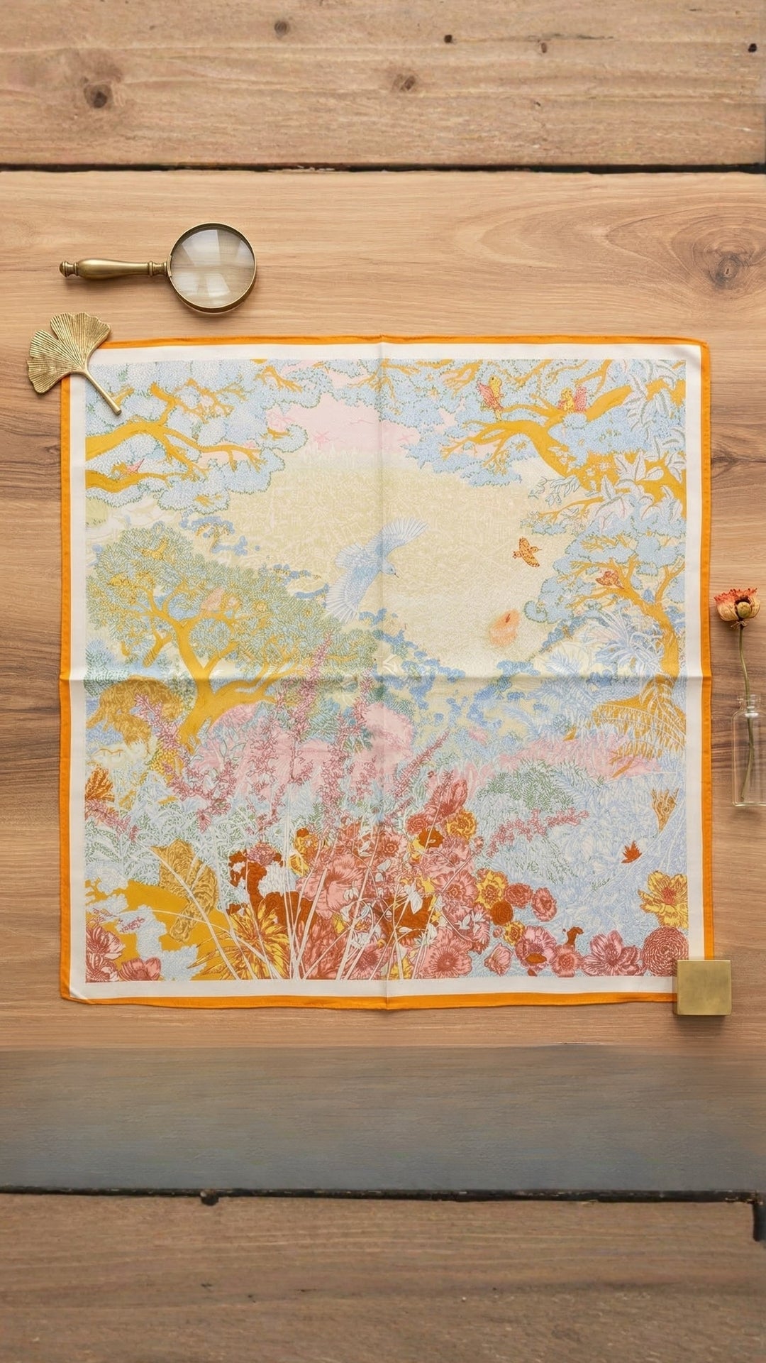 Pastel Doğa Manzaralı İpek Fular, zarif doğa motifleriyle süslenmiş %100 Çin ipeği fular.