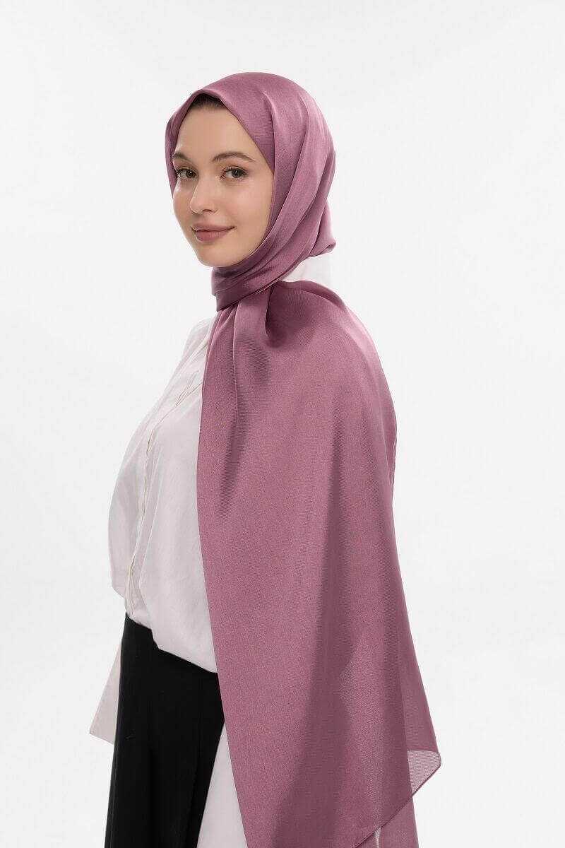 “Moda Nûda mürdüm rengi saten abiye şal – parlak ve zarif doku”