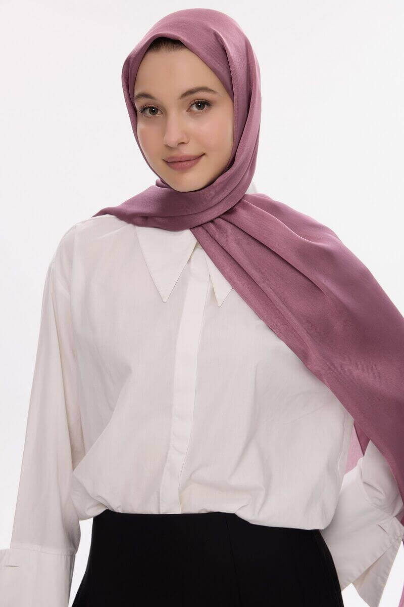 “Moda Nûda mürdüm rengi saten abiye şal – parlak ve zarif doku”