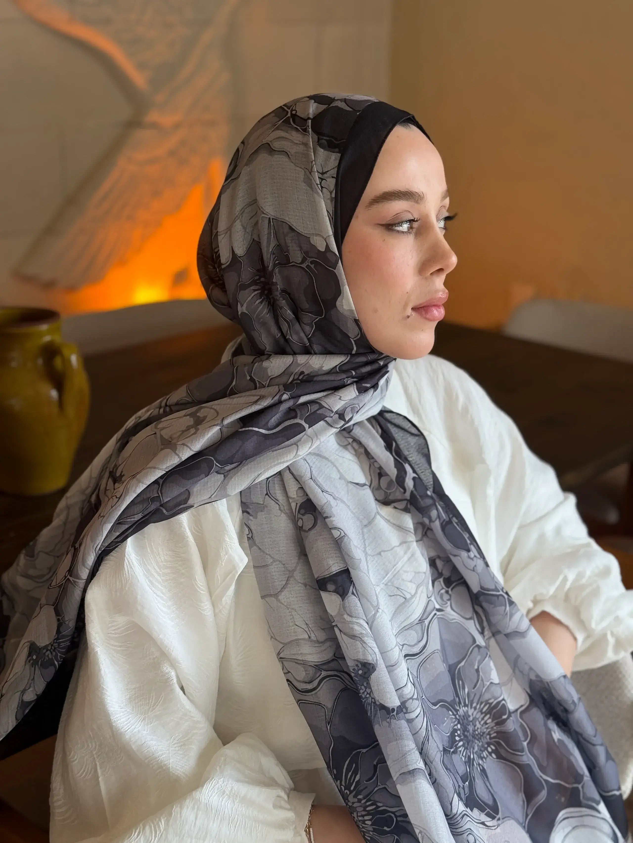 Siyah Alice desen Lina şal, gizemli zarafetiyle asil ve şık bir görünüm sunar.