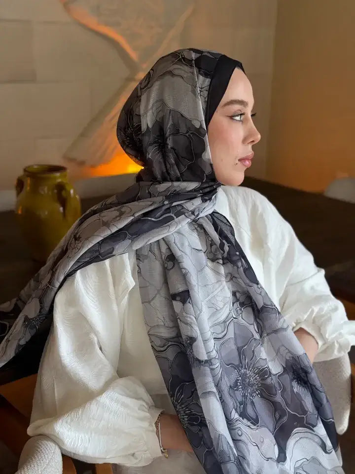 Alice desenli siyah Lina şal, sofistike tarzı ve gizemli duruşuyla dikkat çeker.