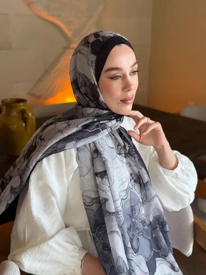 Gizemli zarafeti yansıtan siyah Alice desen Lina şal, şıklığın zamansız tamamlayıcısıdır.