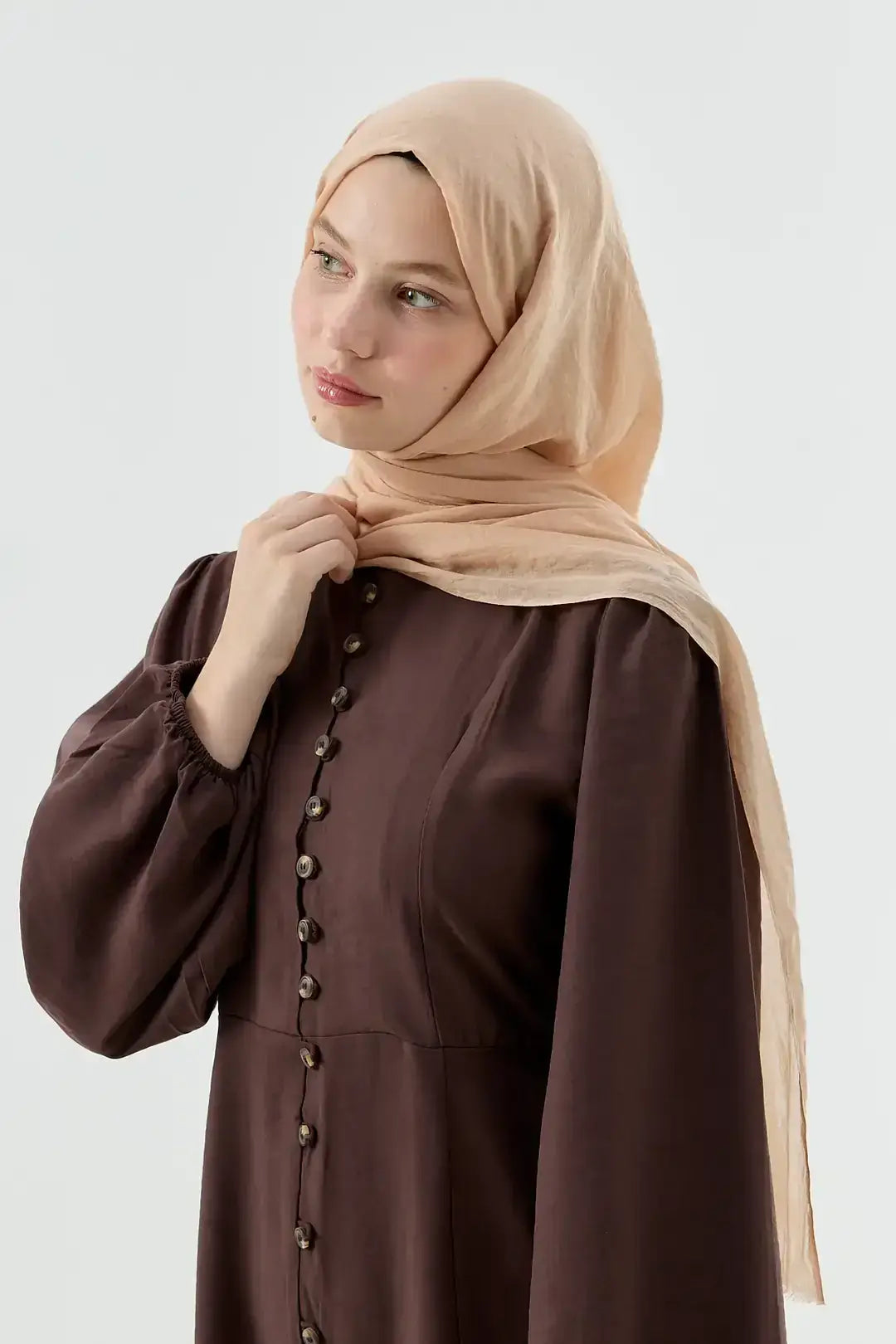 Aya Serisi Şal Kum Beji model üzerinde zarif duruş