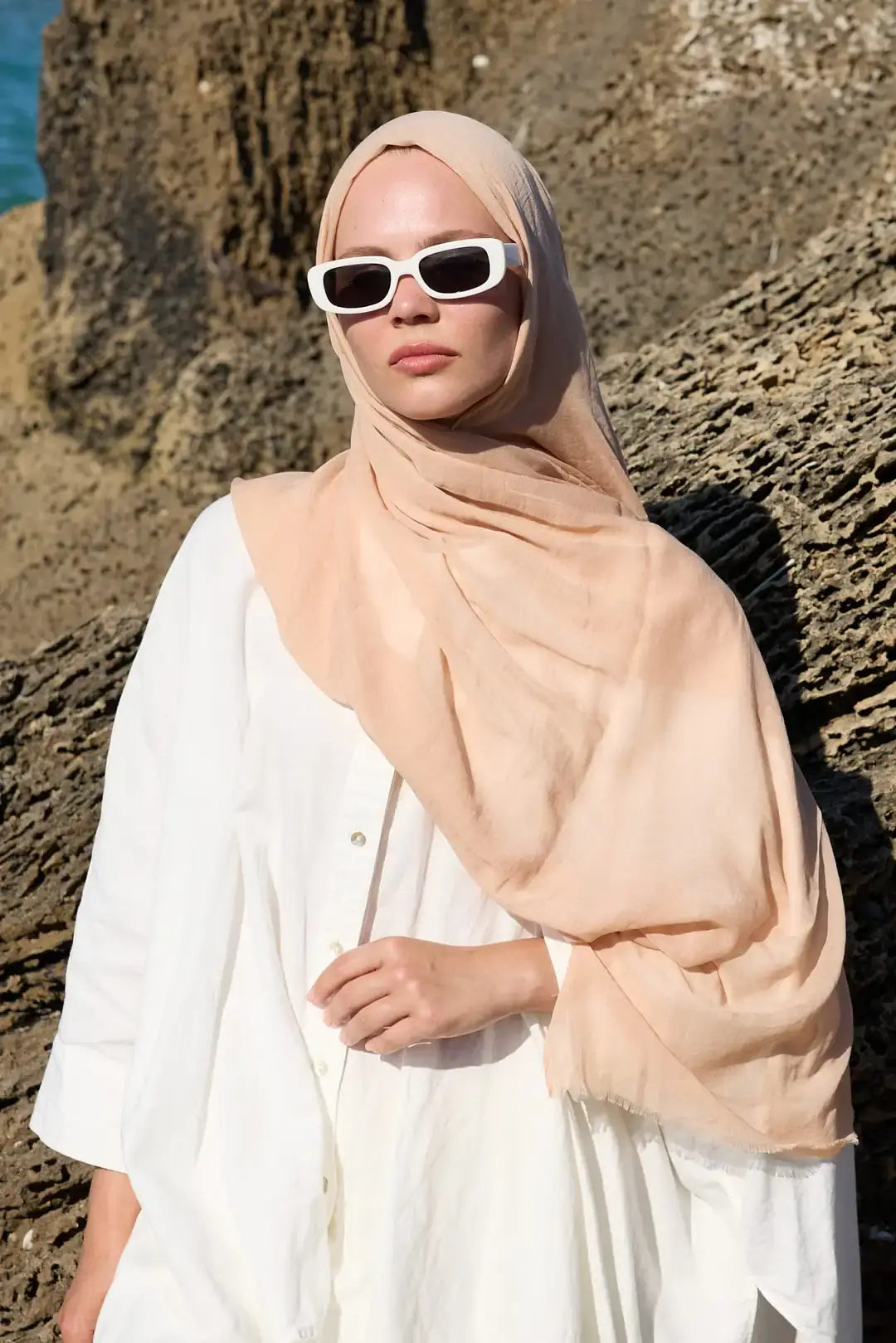 Aya Serisi Şal Kum Beji kombin örneği doğal ışıkta