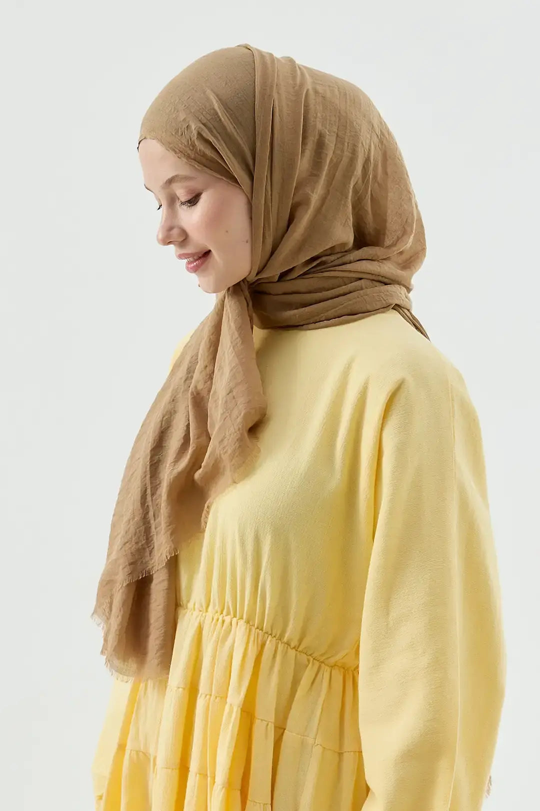 Aya Serisi Şal Latte model üzerinde zarif duruş