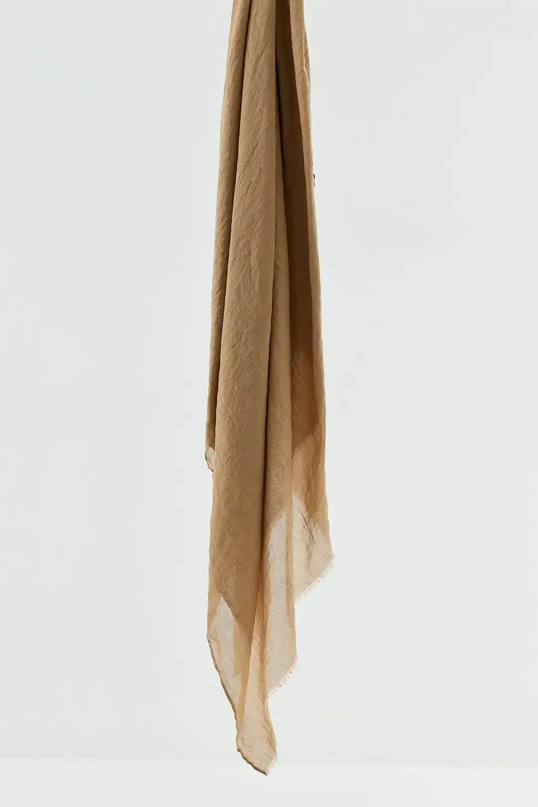 Aya Serisi Şal Latte kombin örneği doğal ışıkta