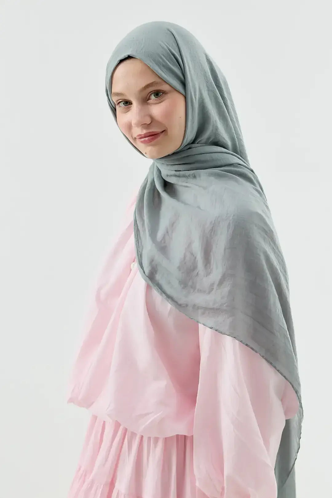 Aya Serisi Şal Mavi Gri model üzerinde zarif duruş