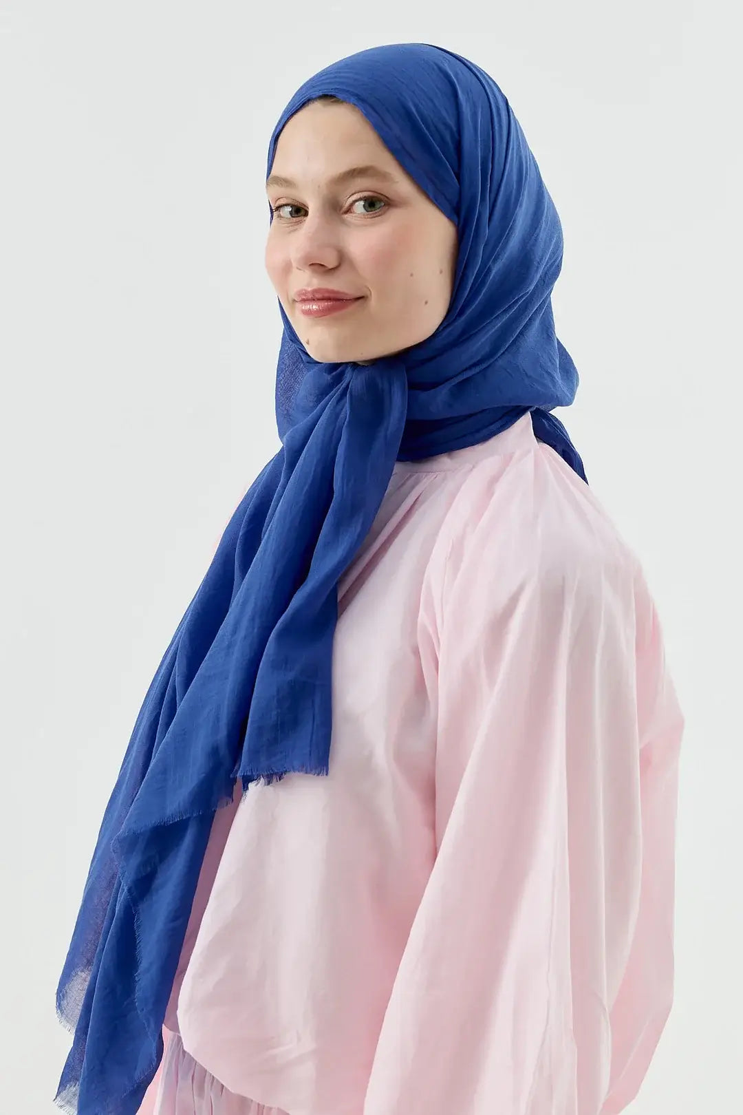 Aya Serisi Şal Savoy Mavi model üzerinde zarif duruş