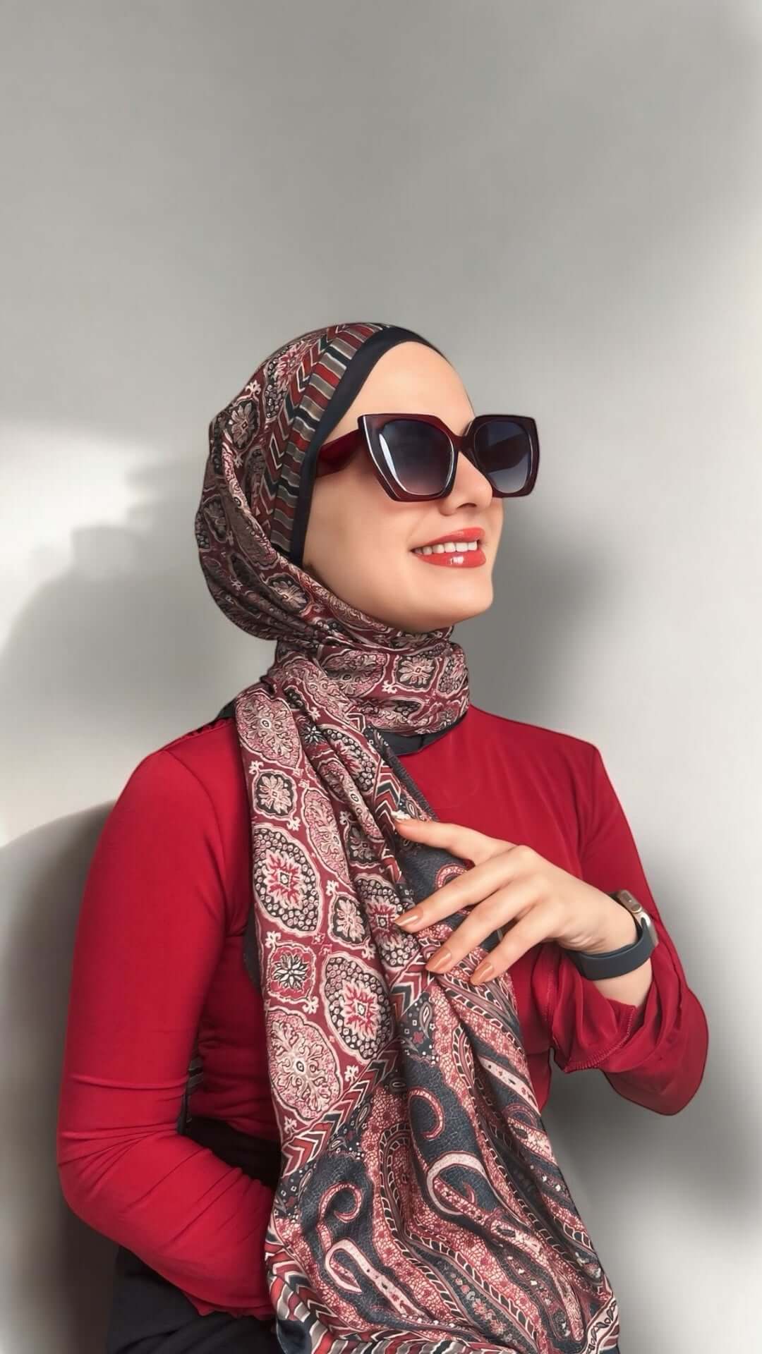 Özgün dokusuyla siyah bordo ethnic crash şal, stil sahibi görünümler için şık bir tamamlayıcıdır.
