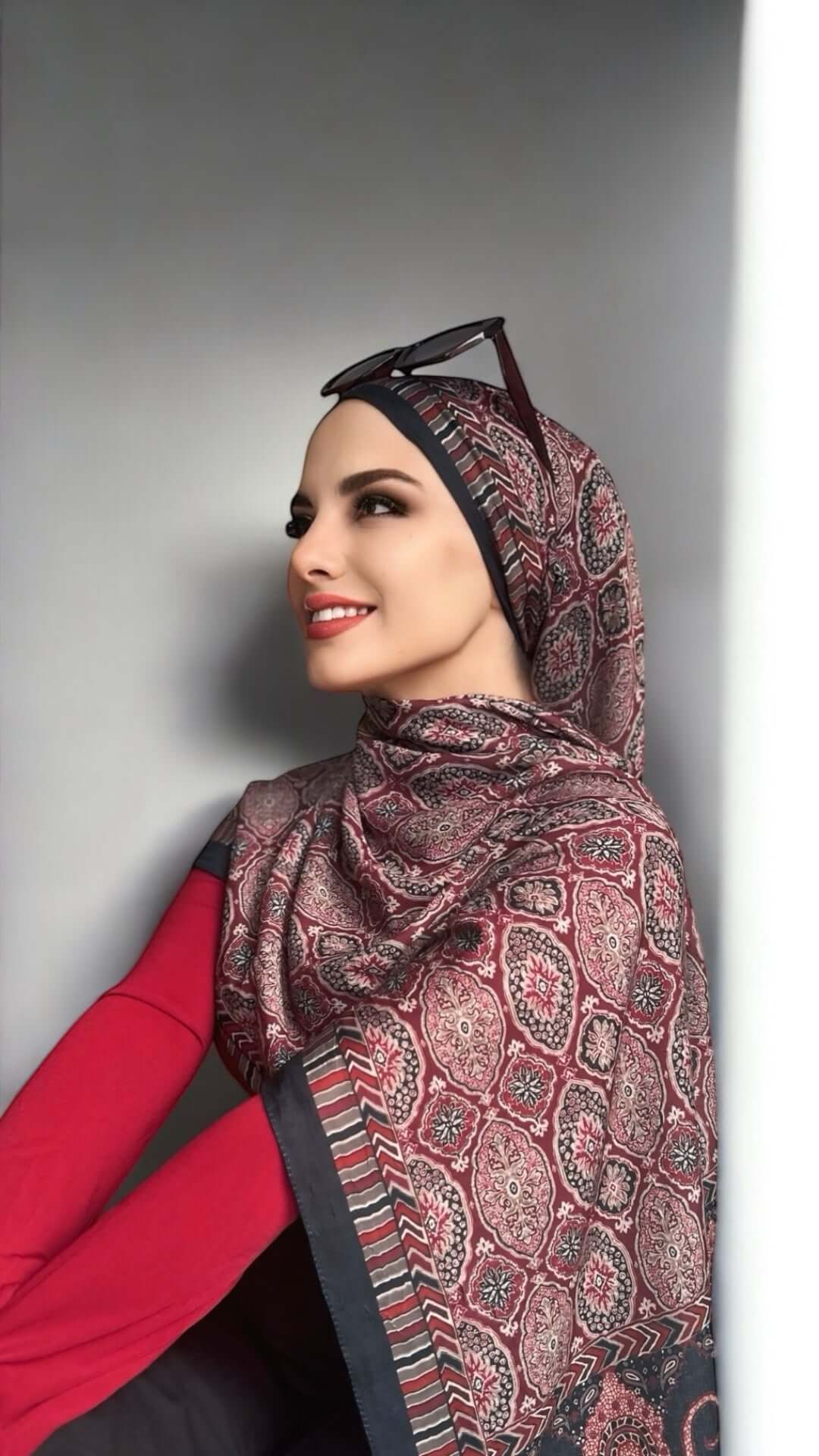 Siyah bordo ethnic crash şal, güçlü kontrastıyla modern ve zarif bir şıklık sunar.