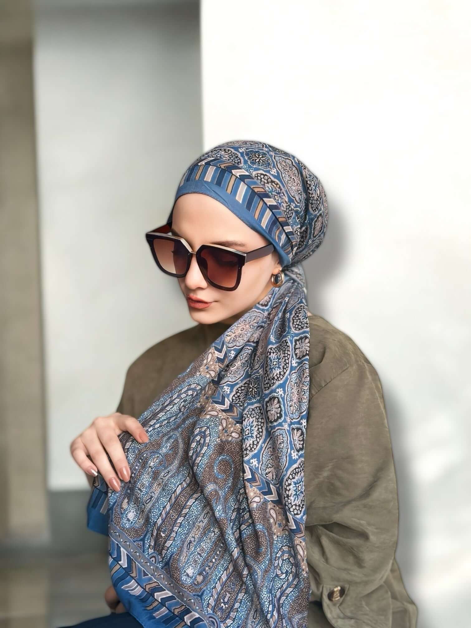 Hafif dokusuyla indigo ethnic crash şal, stil sahibi görünümler için ideal bir tamamlayıcıdır.