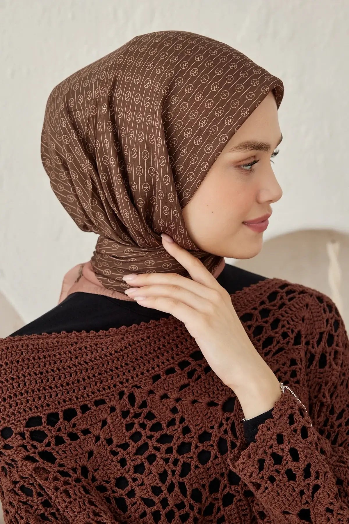 Çizgisel Daire MK Pamuk Eşarp Koyu Vizon ile zarif ve modern stil