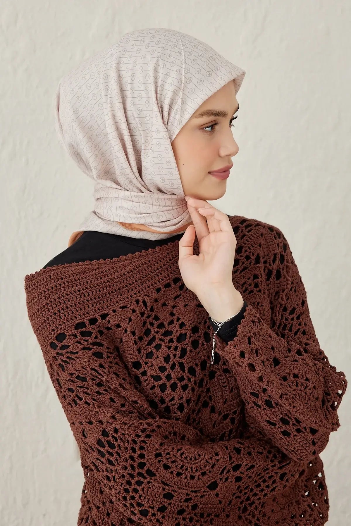 Çizgisel Daire MK Pamuk Eşarp Kum Beji ile sade ve şık stil