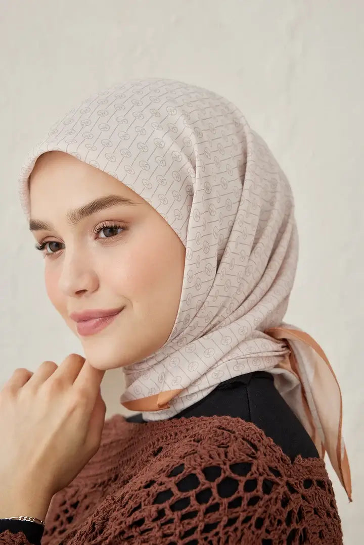 Kum beji tonlarında pamuklu Çizgisel Daire MK Eşarp detaylı görünüm
