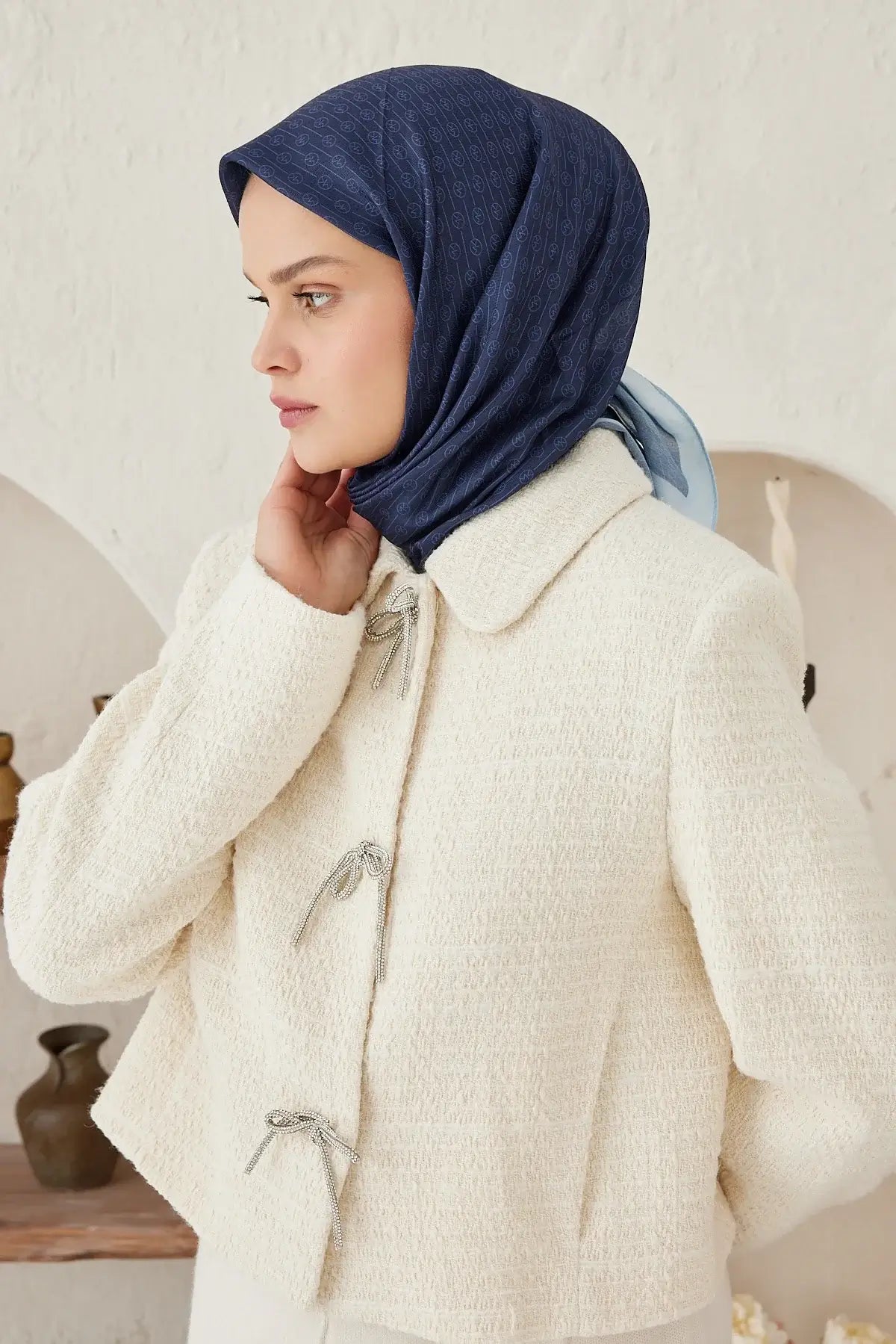 Çizgisel Daire MK Pamuk Eşarp Mavi ile canlı ve hafif stil