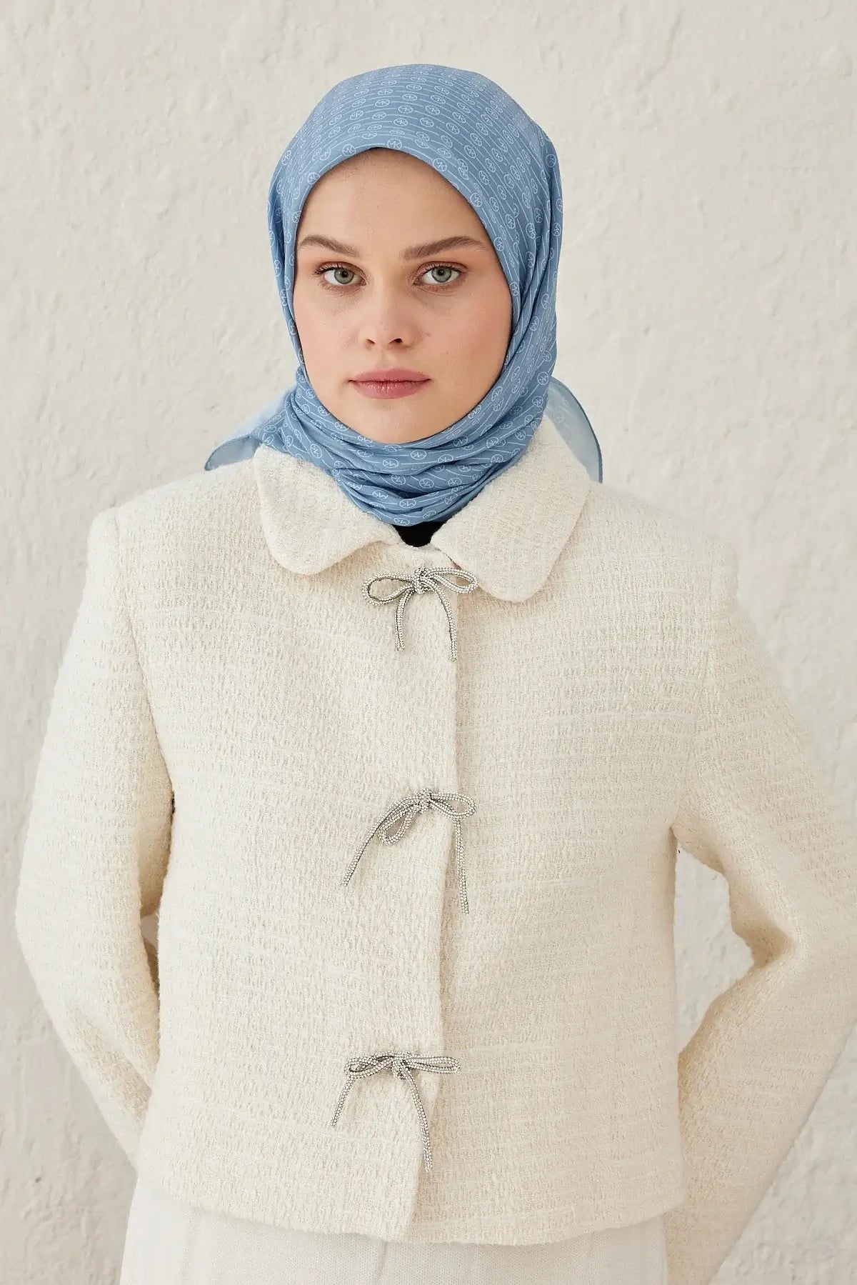 Çizgisel Daire MK Pamuk Eşarp Mavi Gri ile modern ve hafif stil