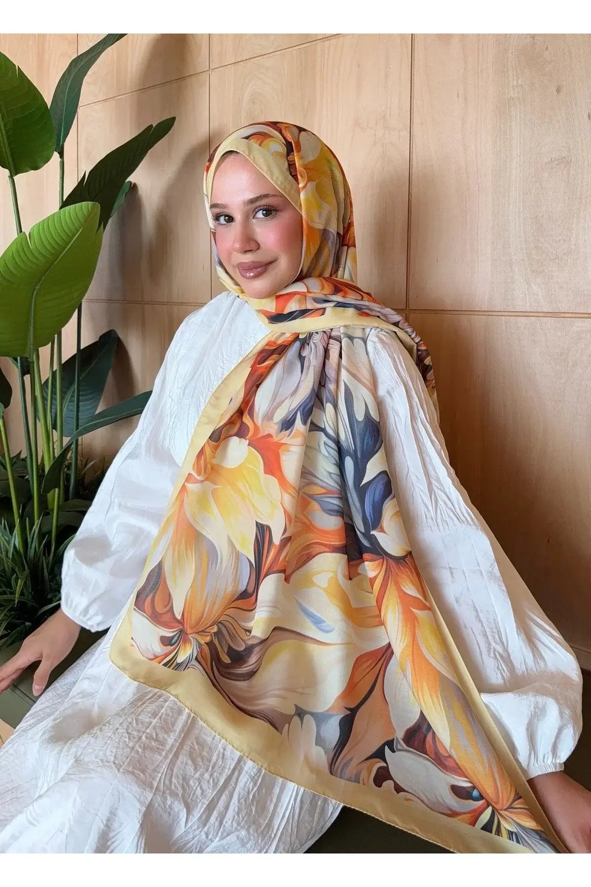 Desenli Pamuk Soft Şal model üzerinde bağlama stili ve doğal duruş