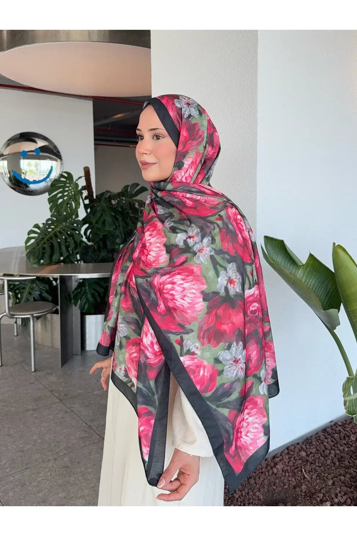 Desenli Pamuk Soft Şal model üzerinde bağlama stili kırmızı siyah tonlar