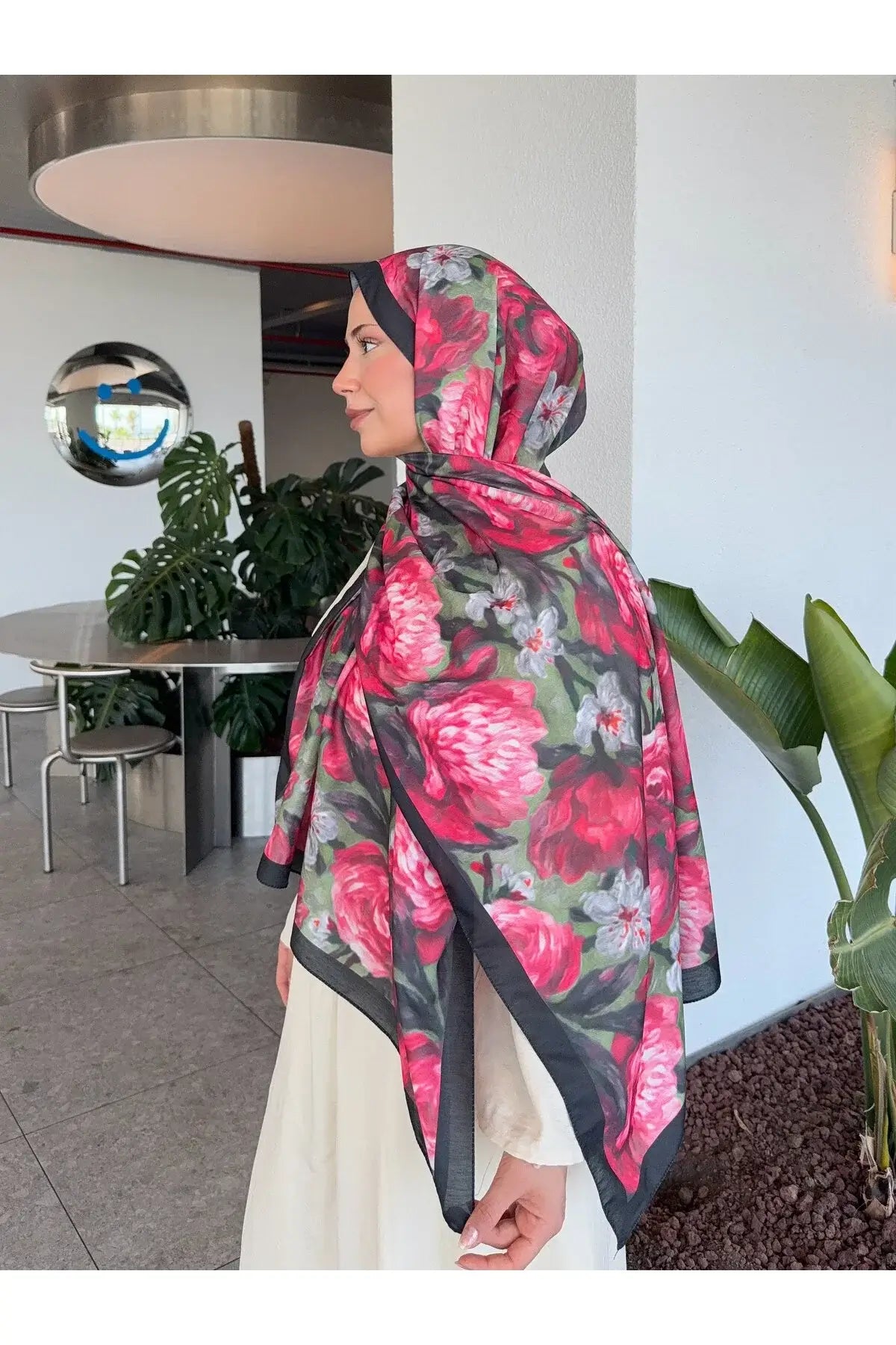 Desenli Pamuk Soft Şal Mena Serisi günlük kombin örneği kırmızı siyah