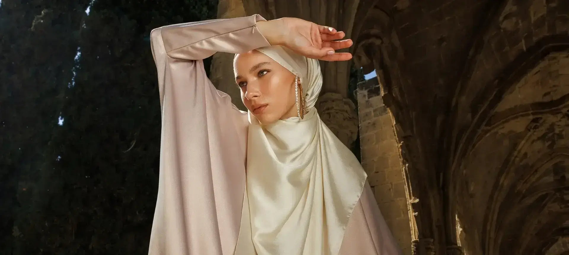 "Işıltılı saten dokusu ve zarif kemik rengiyle Diamond Aura şal – geceye ışık katan sofistike bir dokunuş."