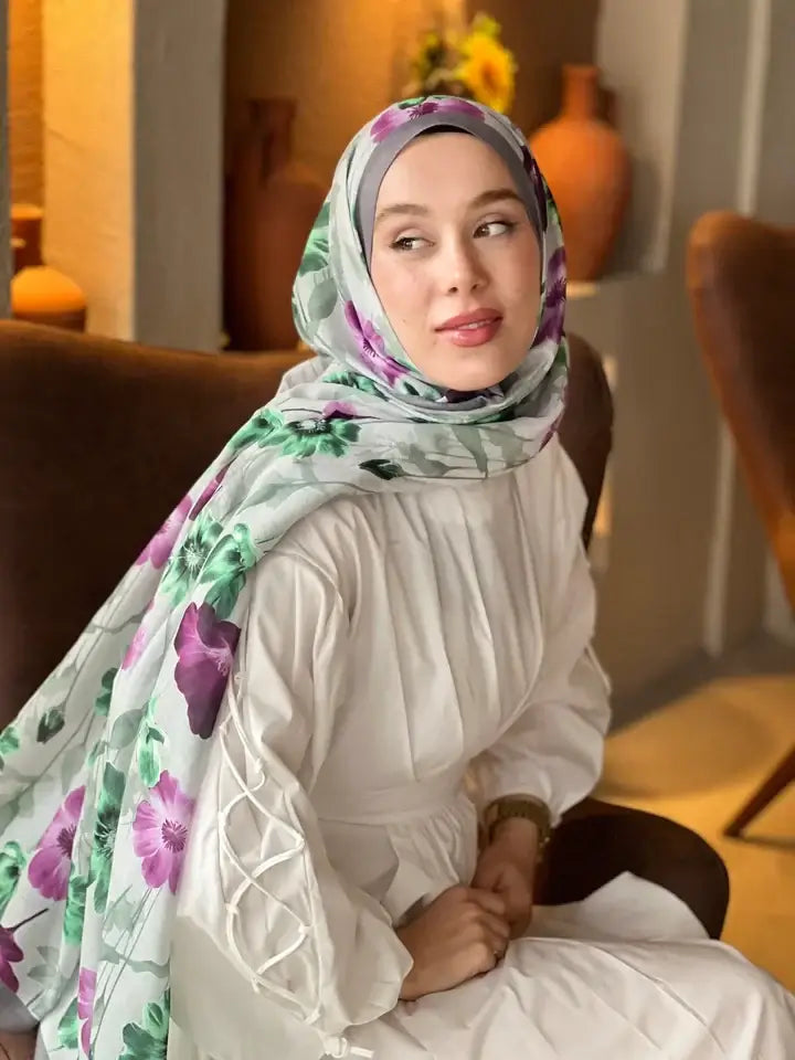 Modern zarafeti yansıtan koyu gri Fiori desen Lina şal, stil sahibi görünümler için ideal bir seçimdir.