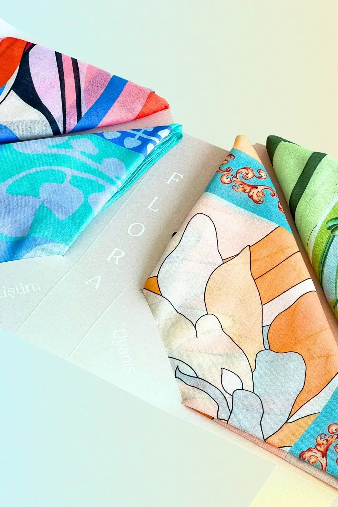 "Flora Koleksiyonu – Canlı renkler, enerjik desenler ve ipeksi dokunuşlarla ilkbaharın ruhunu stilinize taşıyın."