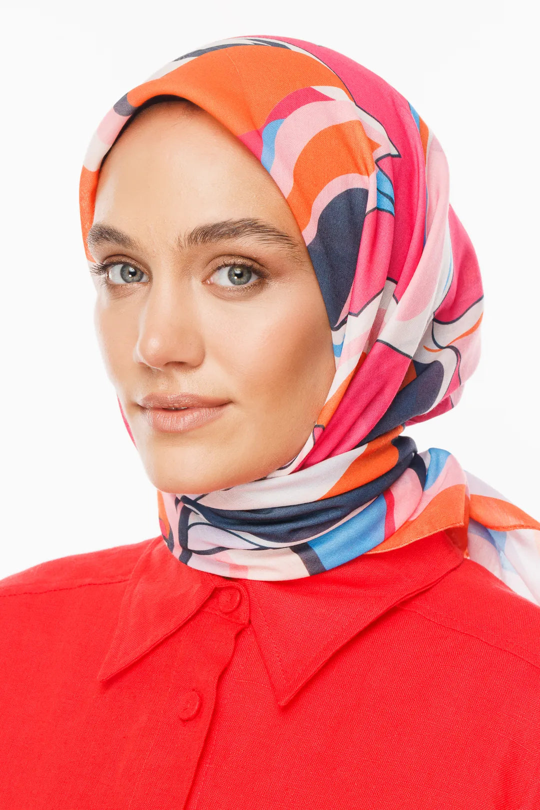 "Flora Koleksiyonu – Canlı renkler, enerjik desenler ve ipeksi dokunuşlarla ilkbaharın ruhunu stilinize taşıyın."